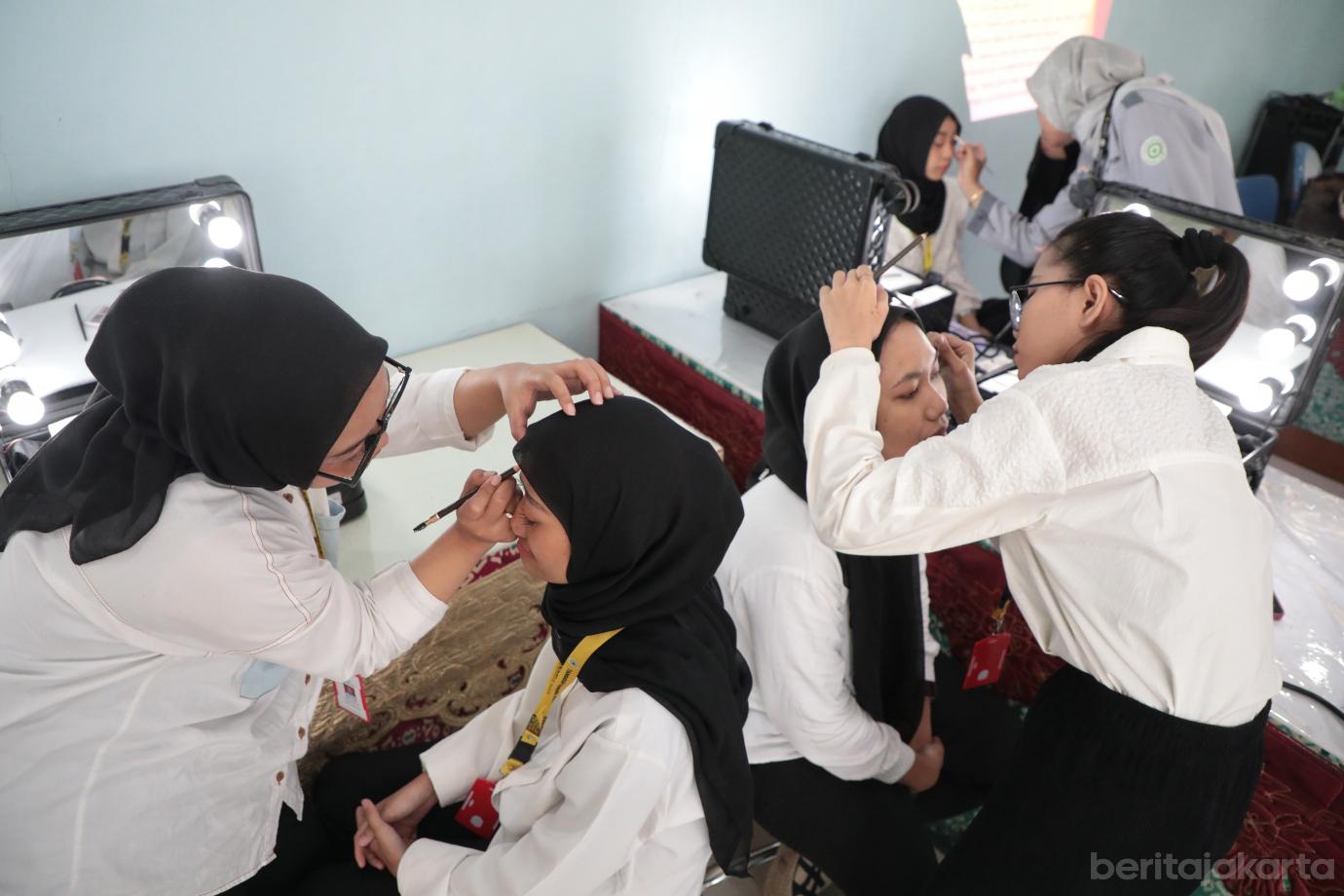 4.Warga Pejaten Barat Tingkatkan Keterampilan Lewat Pelatihan MTU Tata Rias