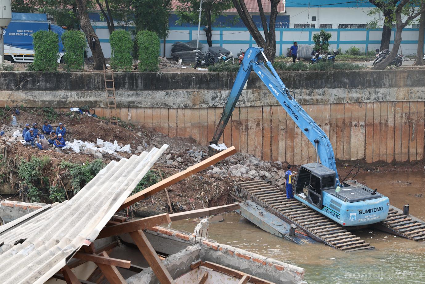 Penanganan Longsor Petamburan 6