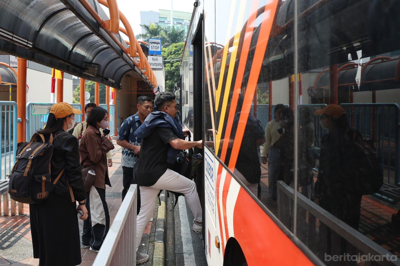 4.Pemprov DKI Tetapkan Tarif Baru Transbandara