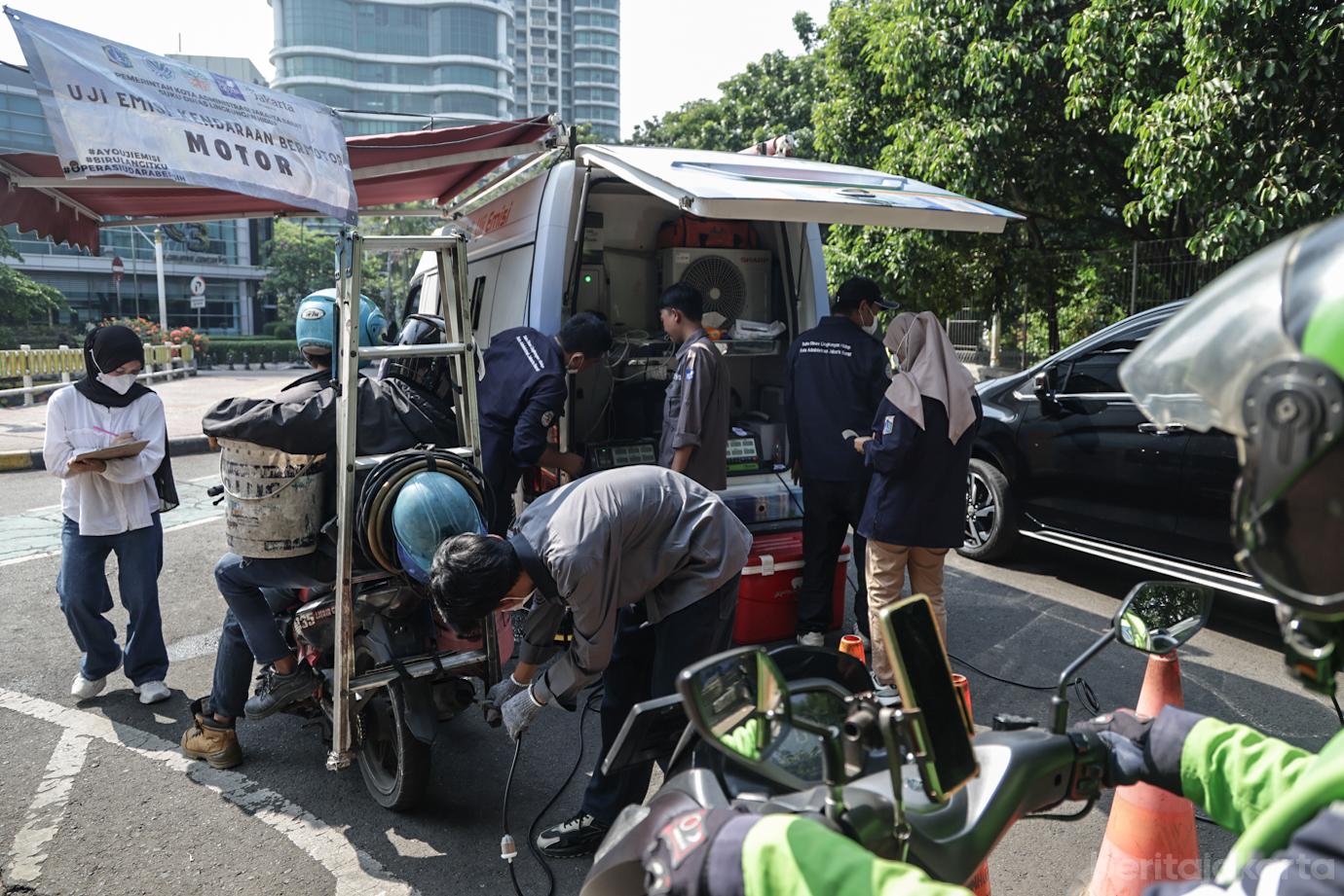 LH Jakbar Gelar Uji Emisi Kendaraan di Jalan Puri Lingkar Luar 2