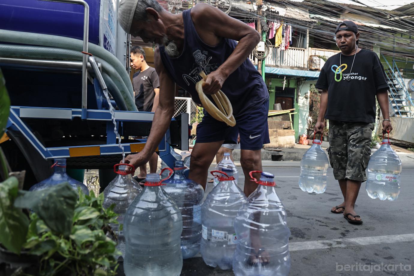 PAM Jaya Salurkan Air Bersih Gratis Kepada Warga Sunter Jaya 2