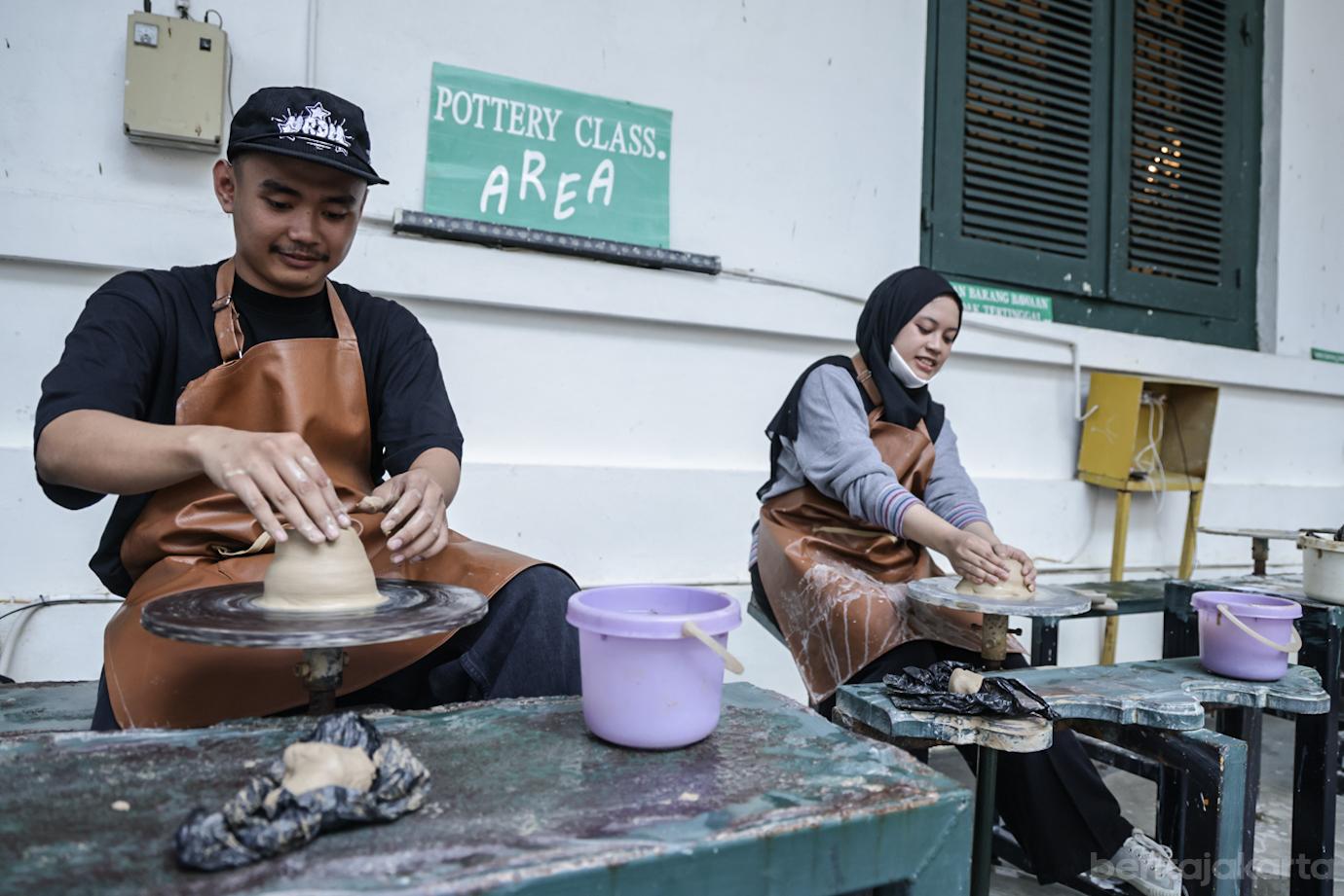 Membuat Kerajinan Tangan dari Tanah Liat di Museum Seni Rupa dan Keramik 2