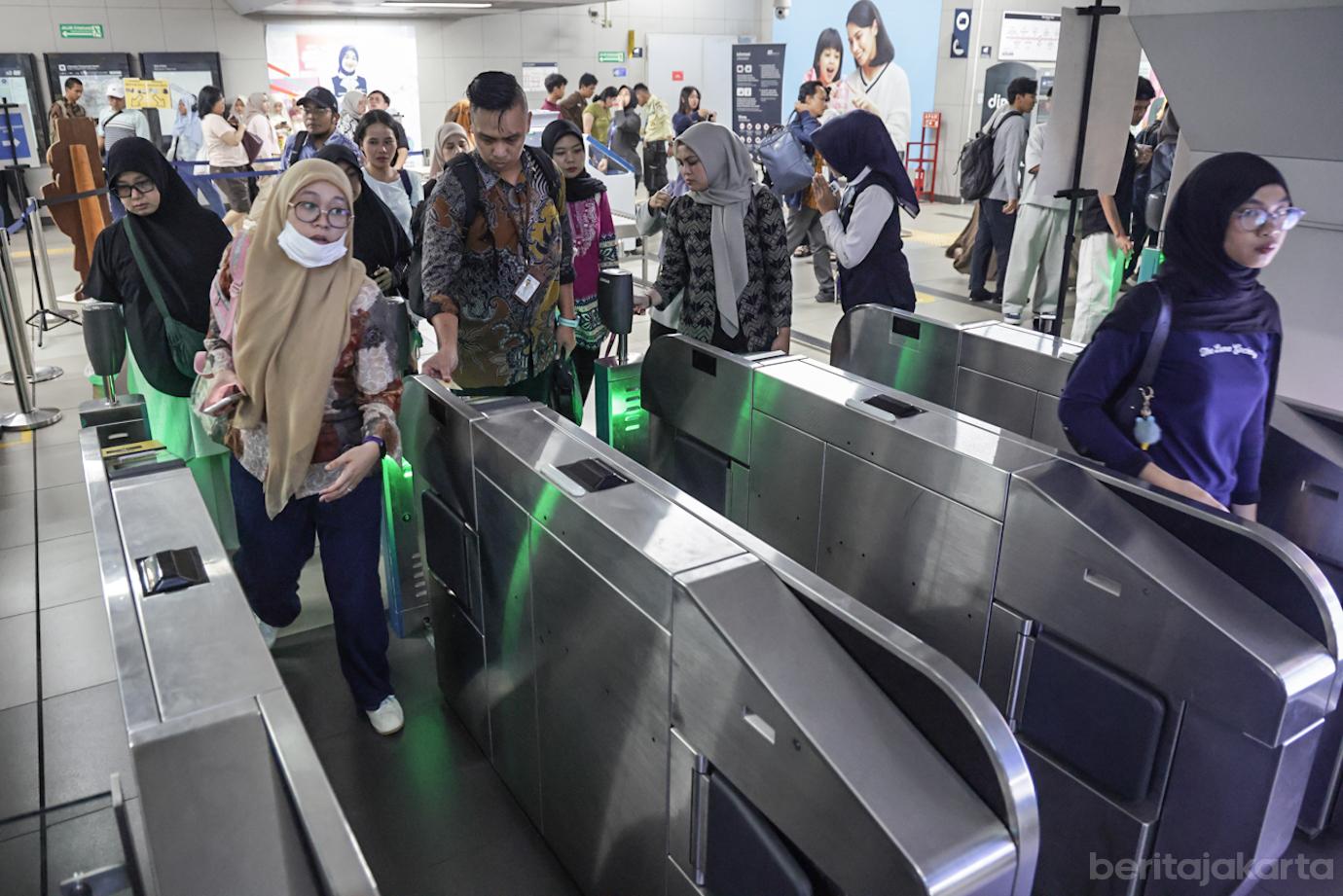 Pengguna Angkutan Umum di Jakarta Terus Meningkat 7