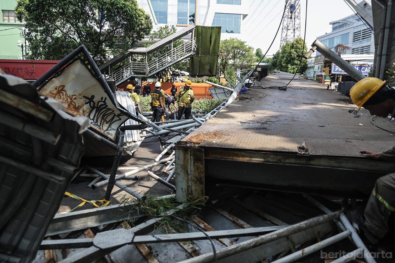 Pembongkaran Jembatan Penyeberangan Orang (JPO) Tendean yang rusak akibat tertabrak Truk 1