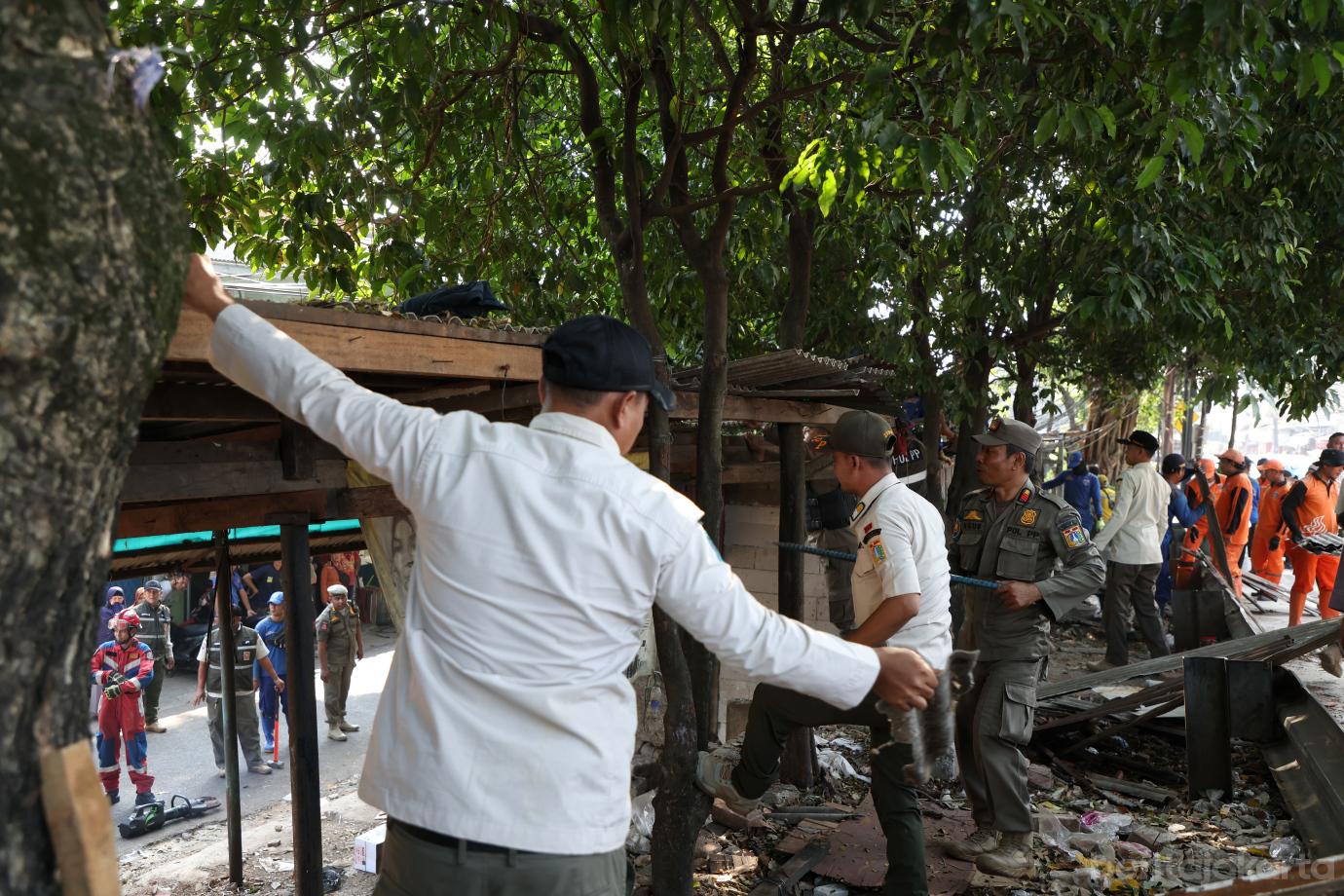 5.Personel Gabungan Tertibkan Banguna. Liar di Kelurahan Makasar