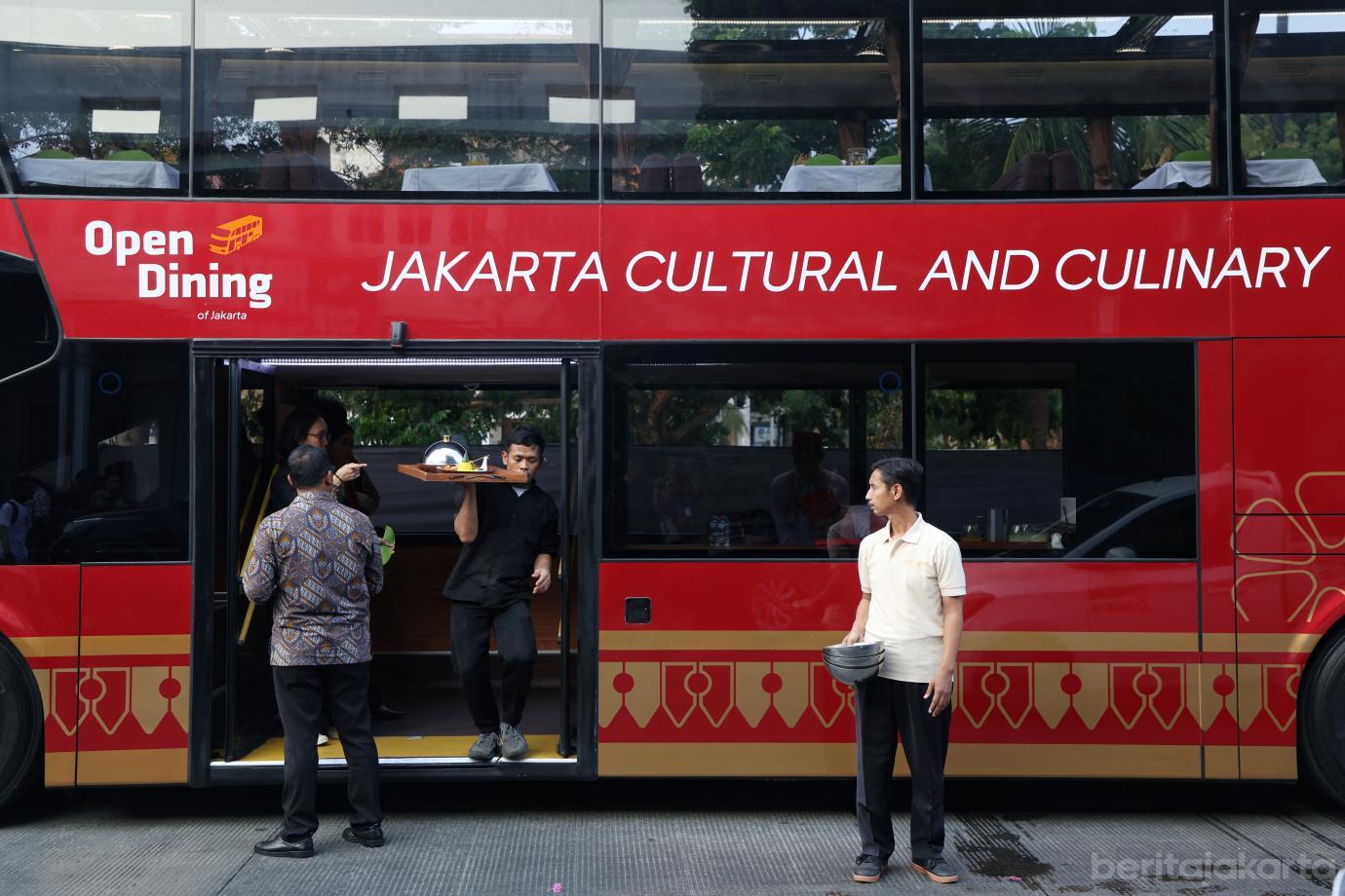 3.Peresmian Open Top Tour Of Batavia