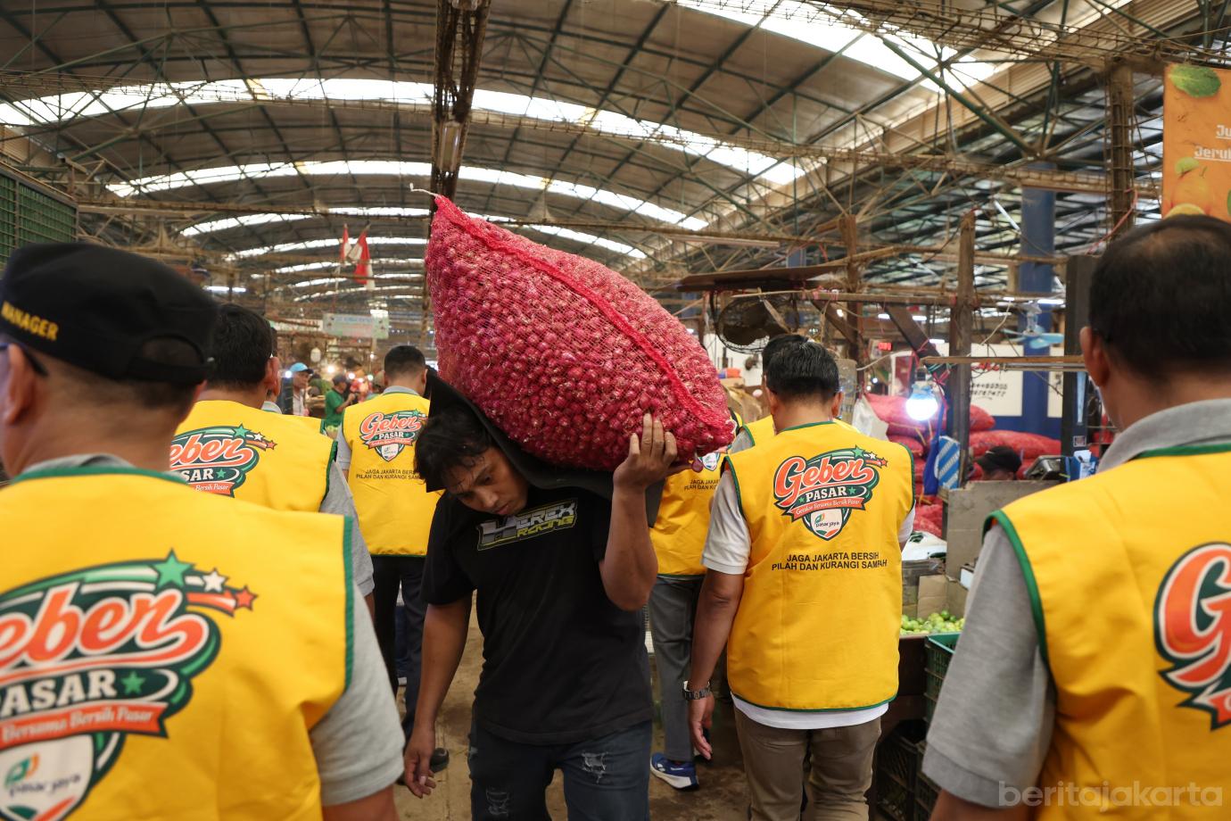 5.Gerakan Bersama Bersih Pasar Diluncurkan di Pasar Induk Kramat Jati 