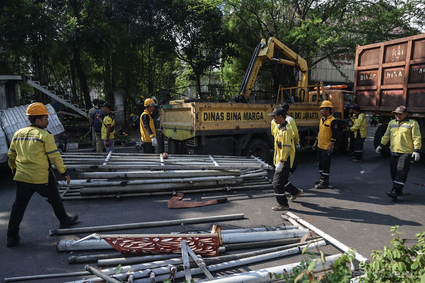 Pembongkaran Jembatan Penyeberangan Orang (JPO) Tendean yang rusak akibat tertabrak Truk 2