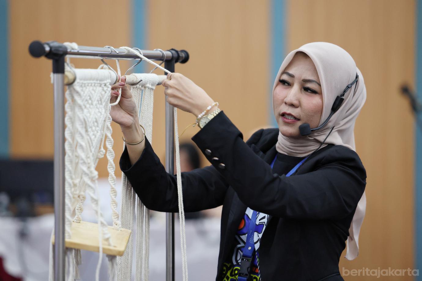 4.DWP DKI Jakarta Gelar Pelatihan Kerajinan Macrame bagi 150 Peserta