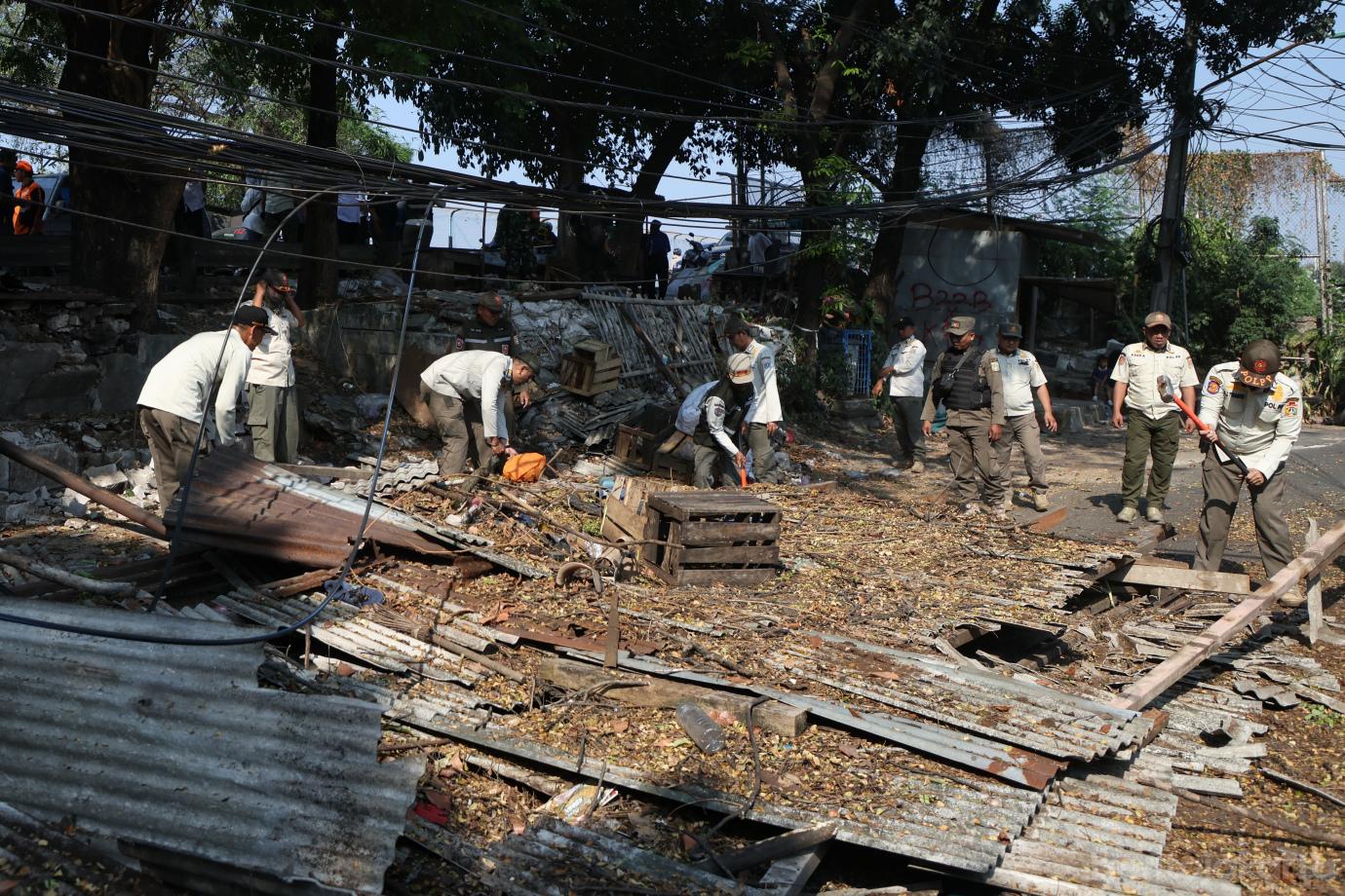 6.Personel Gabungan Tertibkan Banguna. Liar di Kelurahan Makasar