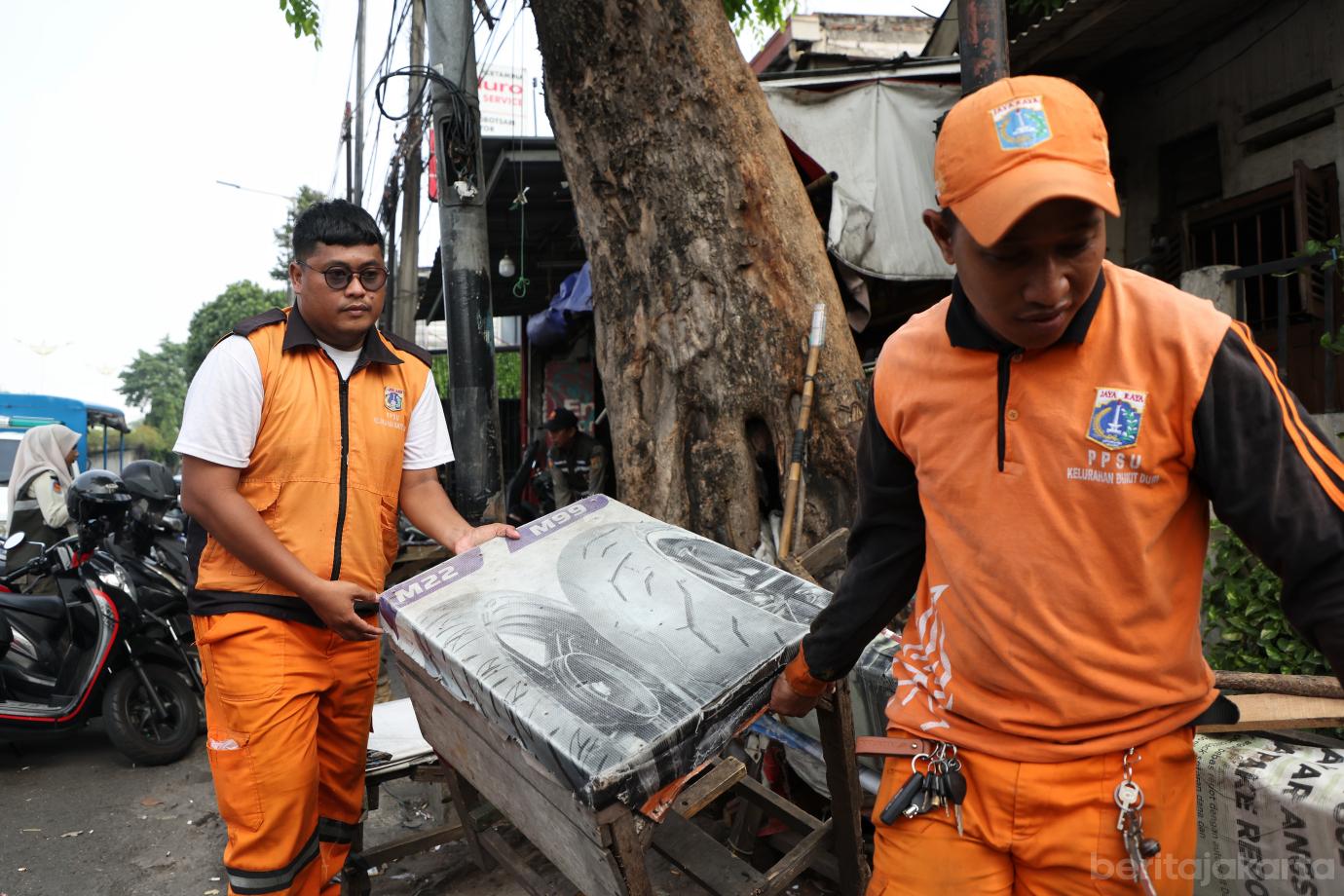 5.Kelurahan Bukit Duri Tertibkan Bangunan dan Parkir Liar dalam Program Rabu Tertib