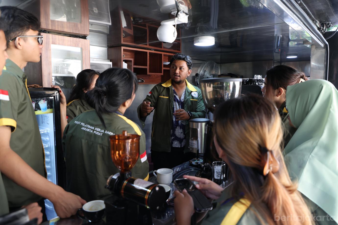 2.10 Warga Petojo Utara Ikuti Pelatihan Barista