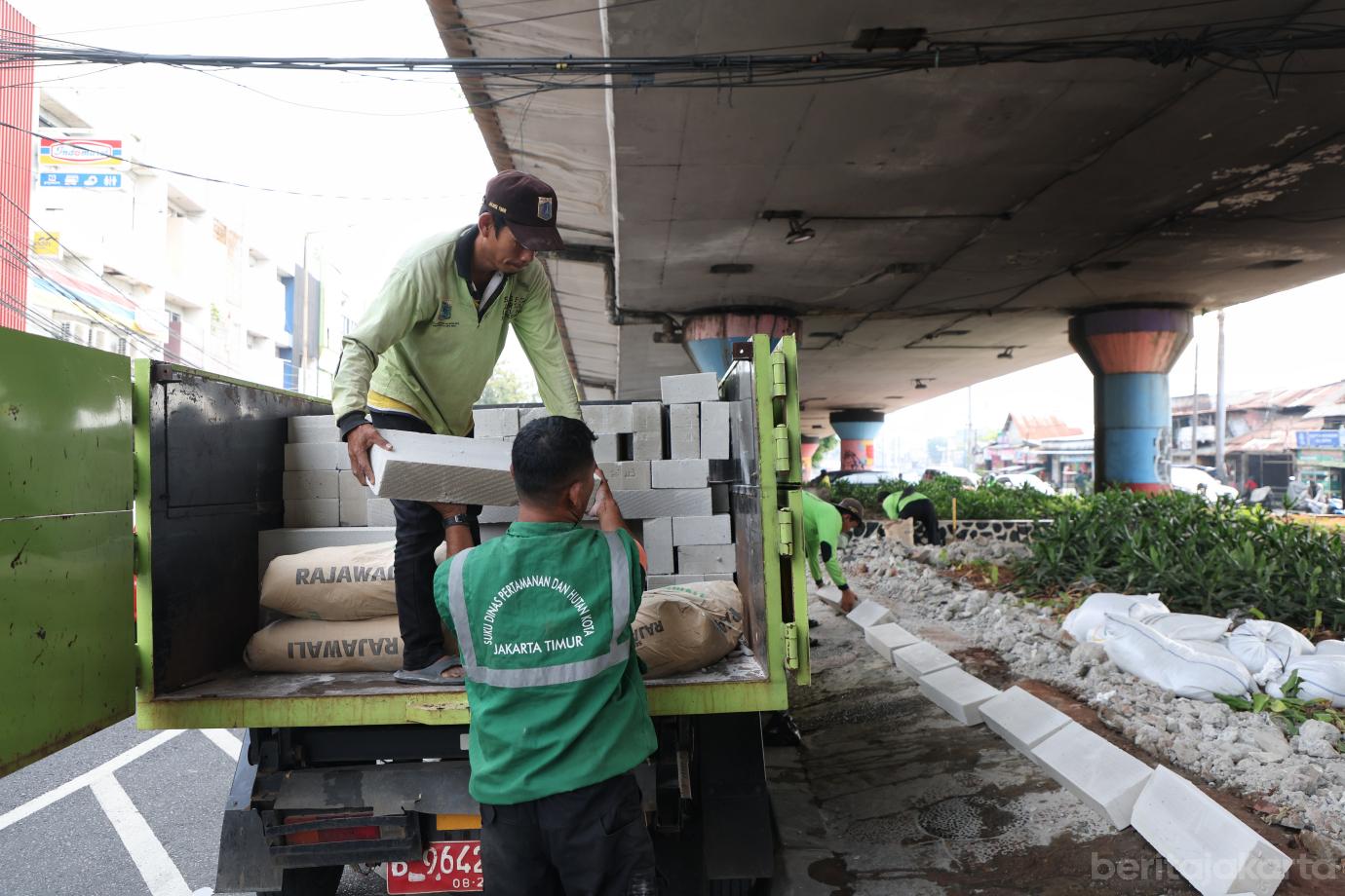2.Pasukan Hijau Pasang Pagar Jalur Hijau di Kolong Flyover Kampung Melayu