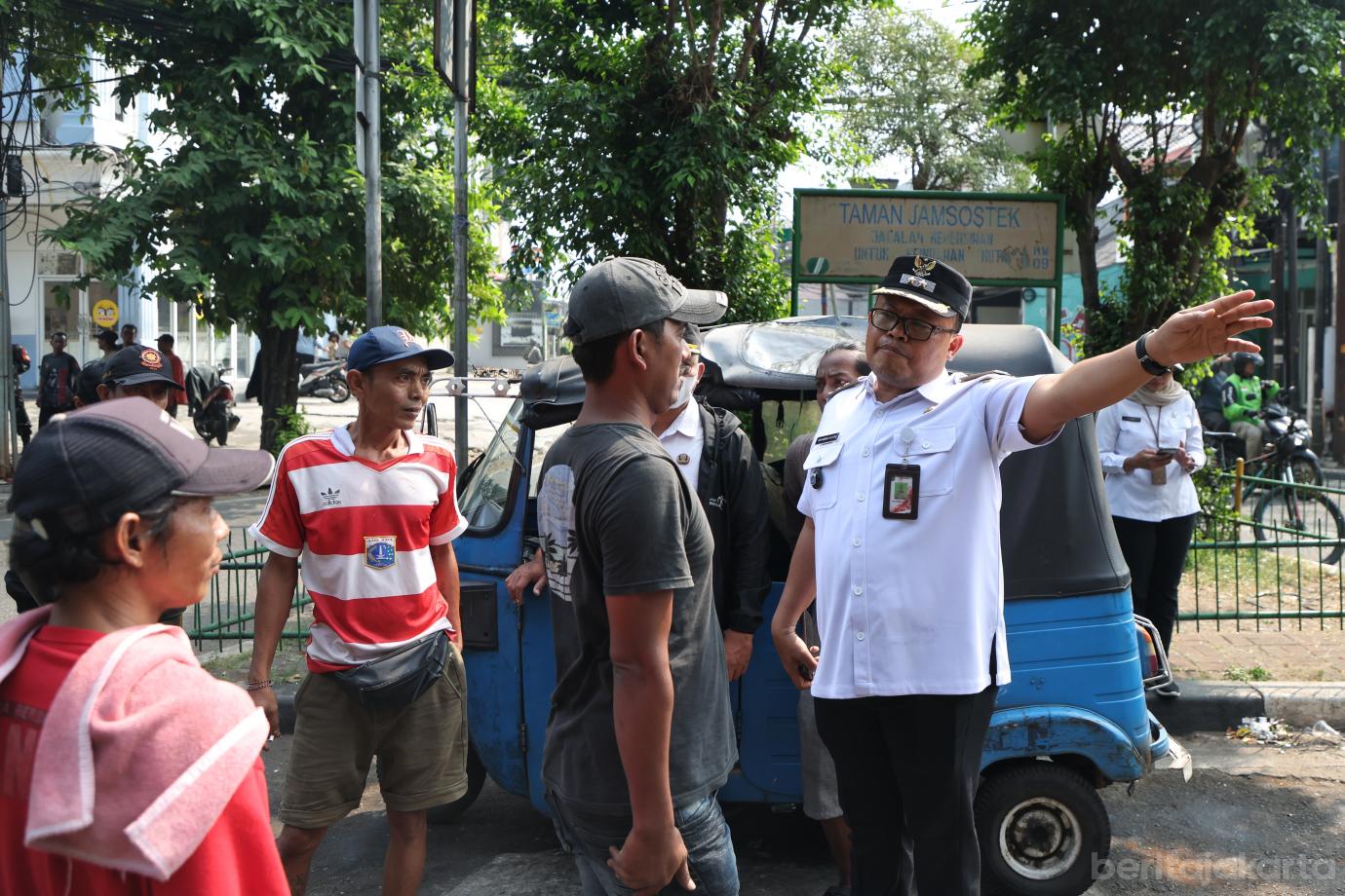 4.Kelurahan Bukit Duri Tertibkan Bangunan dan Parkir Liar dalam Program Rabu Tertib