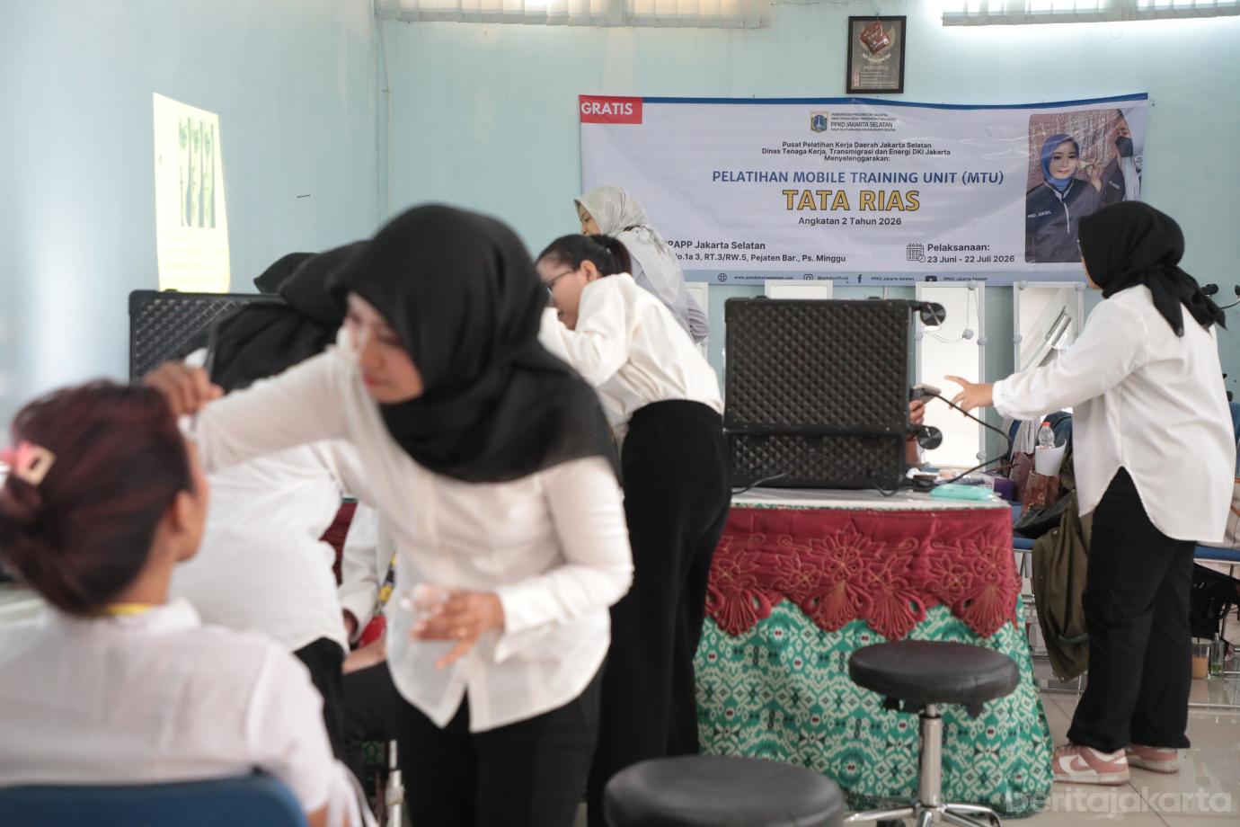 1.Warga Pejaten Barat Tingkatkan Keterampilan Lewat Pelatihan MTU Tata Rias