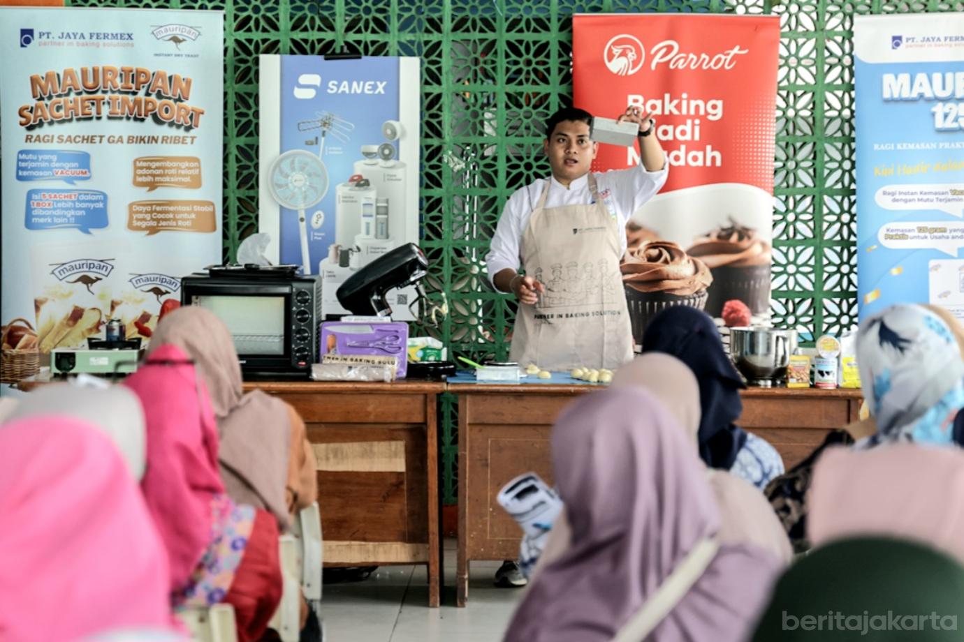 02 50 Warga Taman Sari ikuti Pelatihan Membuat Kue 2