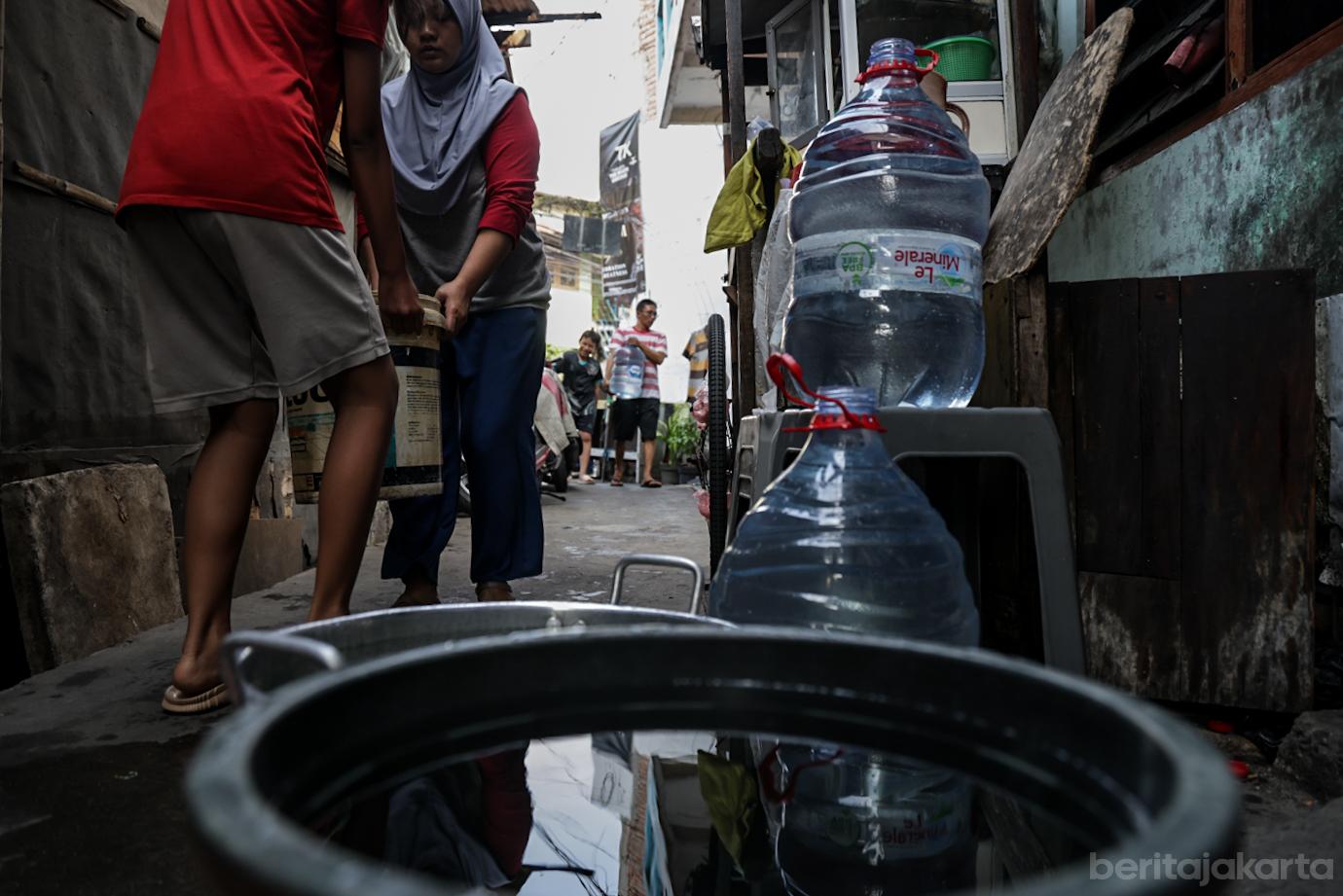 PAM Jaya Salurkan Air Bersih Gratis Kepada Warga Sunter Jaya 7