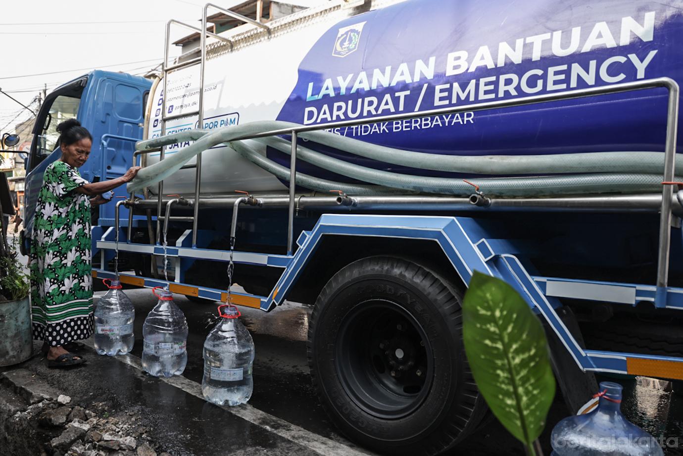 PAM Jaya Salurkan Air Bersih Gratis Kepada Warga Sunter Jaya 5