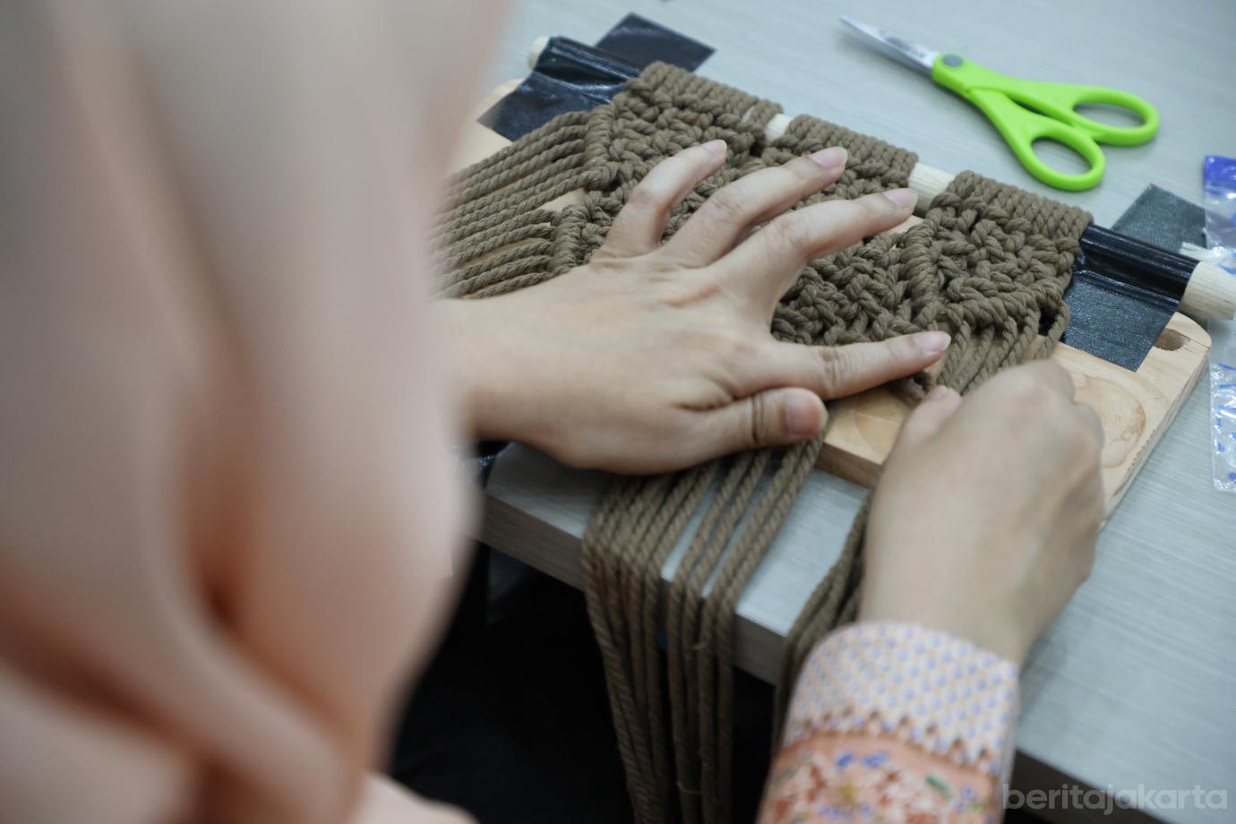 7.DWP DKI Jakarta Gelar Pelatihan Kerajinan Macrame bagi 150 Peserta