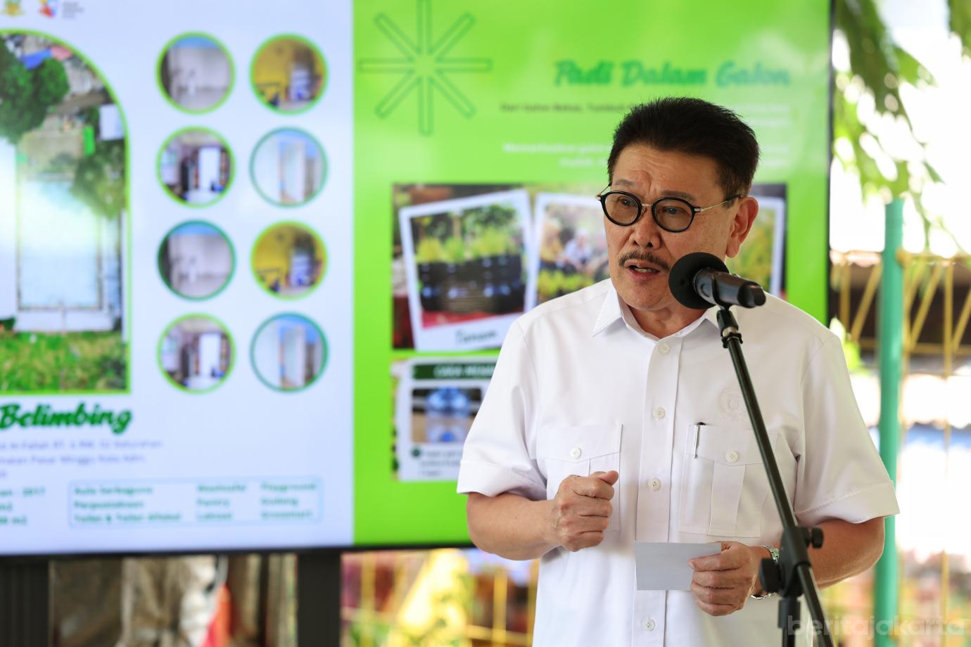 2.Tanam Padi Menggunakan 1.200 Galon Bekas