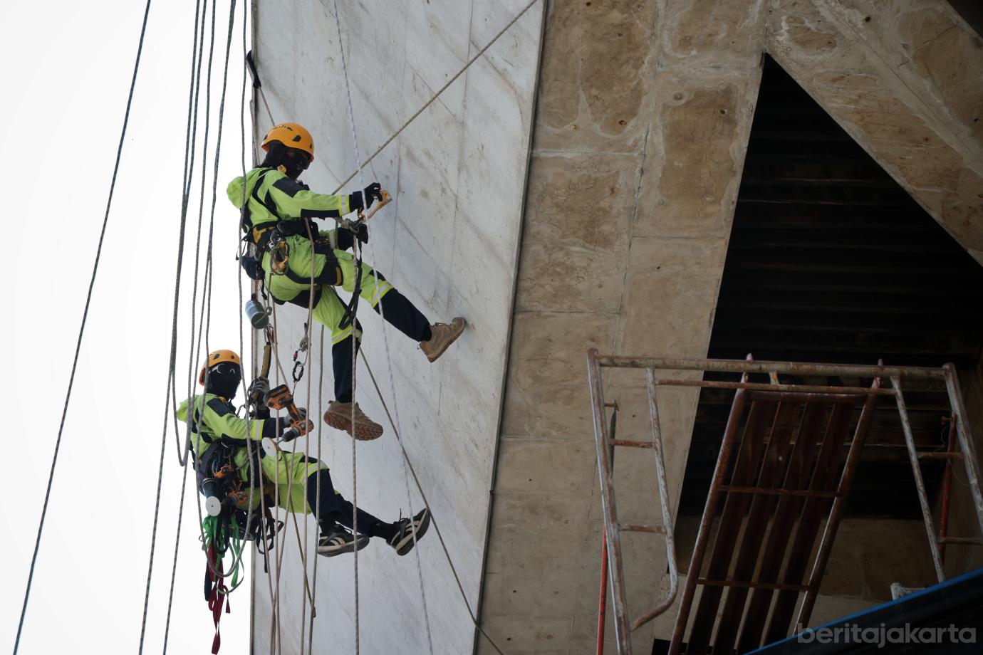 8.Pemprov DKI Lakukan Perawatan Rutin Tugu Monas