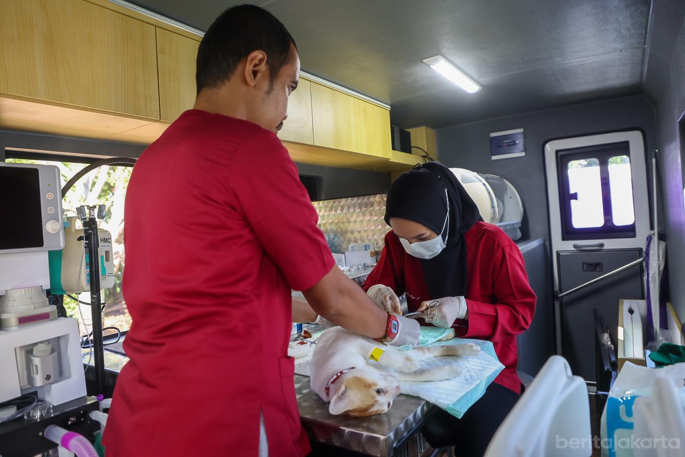 2 Mobil Klinik Hewan Keliling