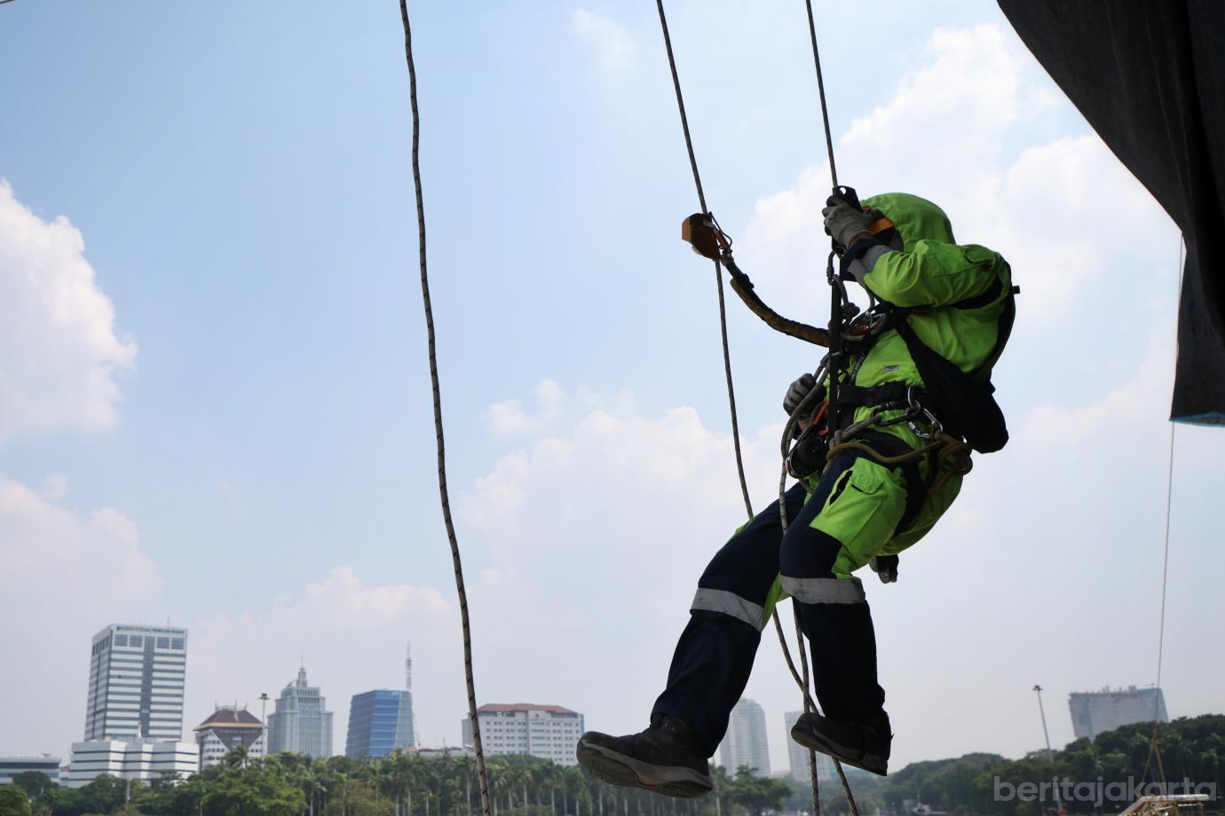 2.Pemprov DKI Lakukan Perawatan Rutin Tugu Monas