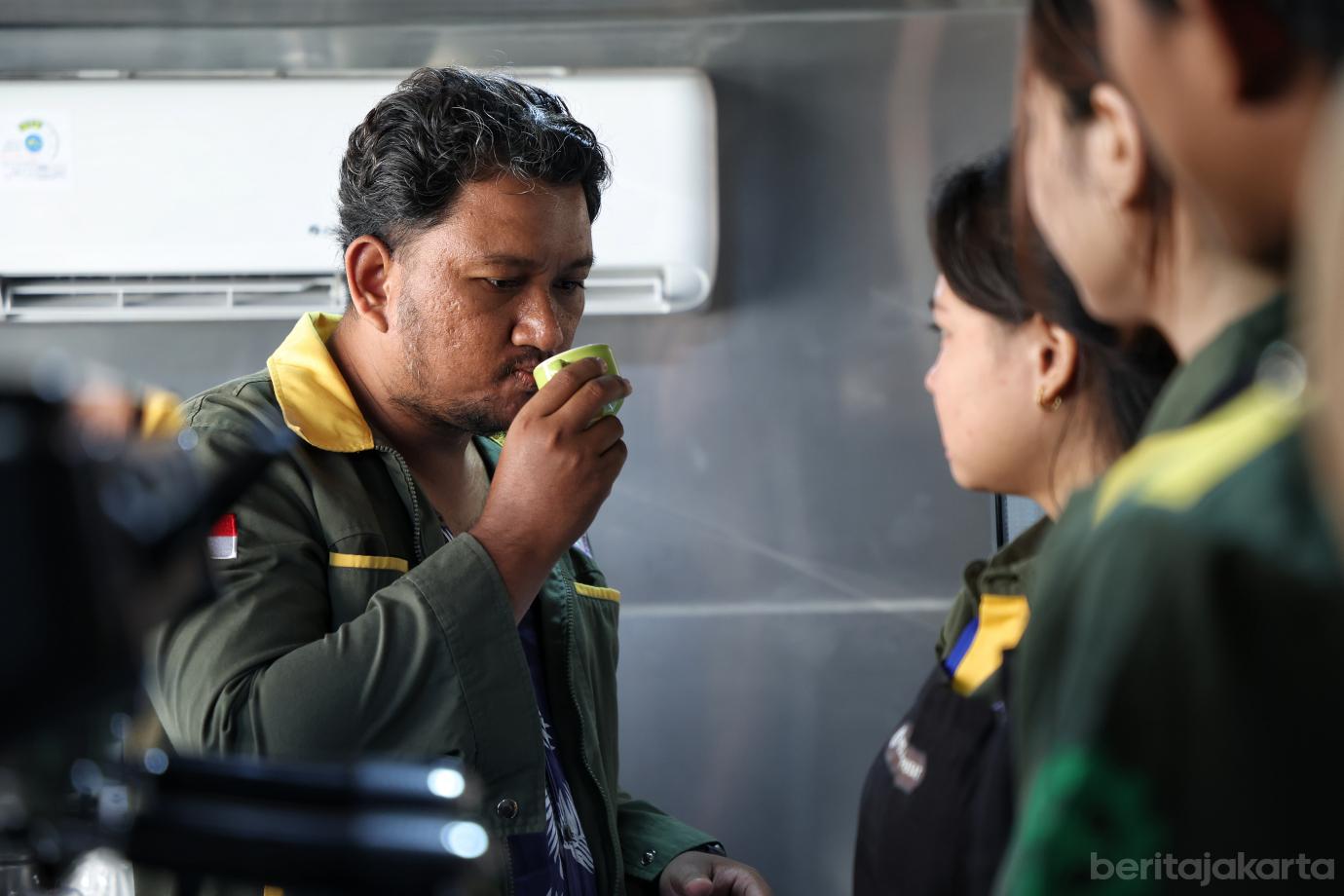 7.10 Warga Petojo Utara Ikuti Pelatihan Barista