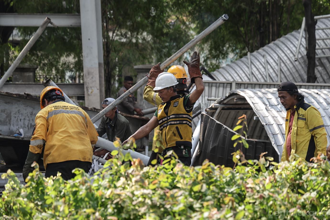 Pembongkaran Jembatan Penyeberangan Orang (JPO) Tendean yang rusak akibat tertabrak Truk 4