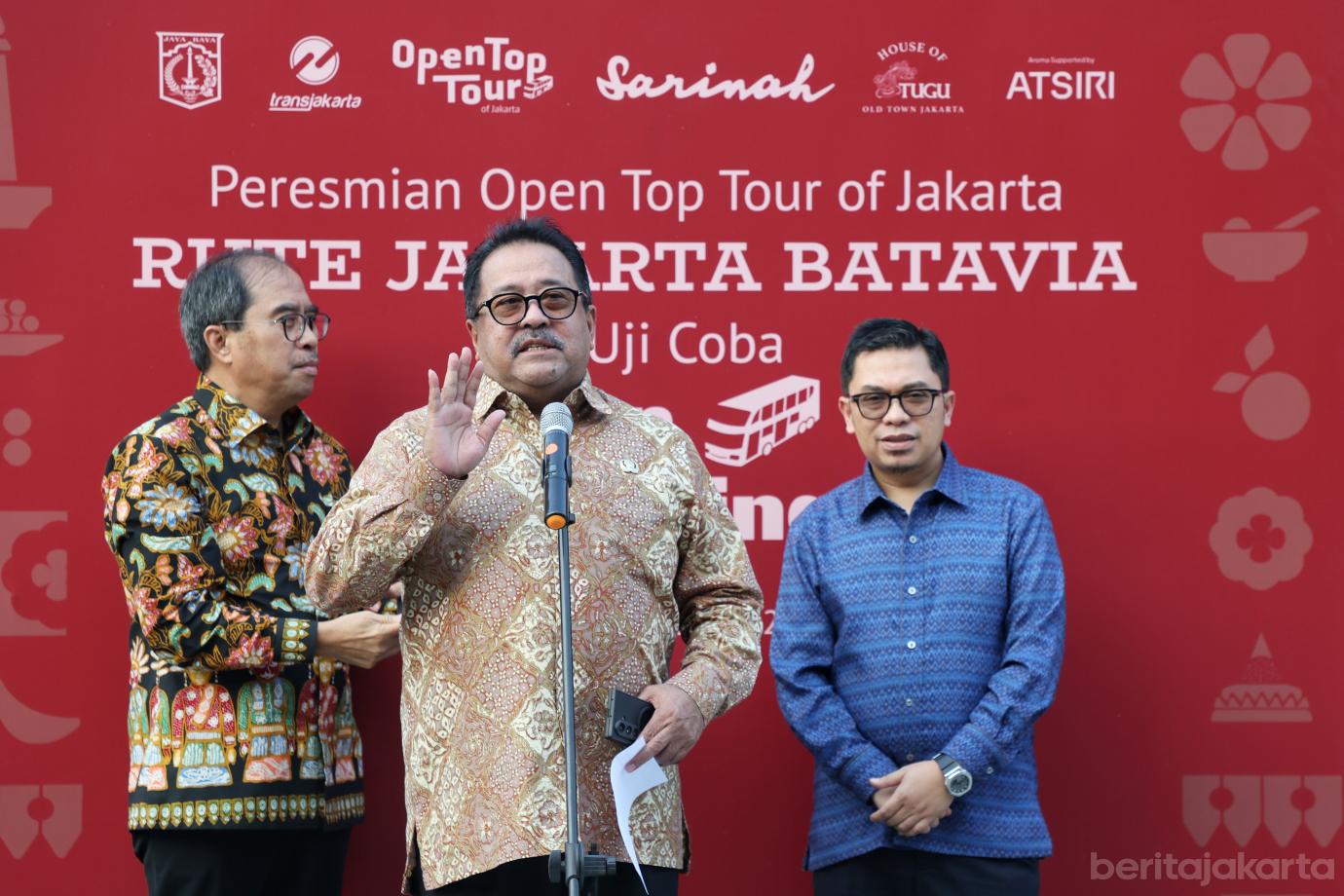 1.Peresmian Open Top Tour Of Batavia