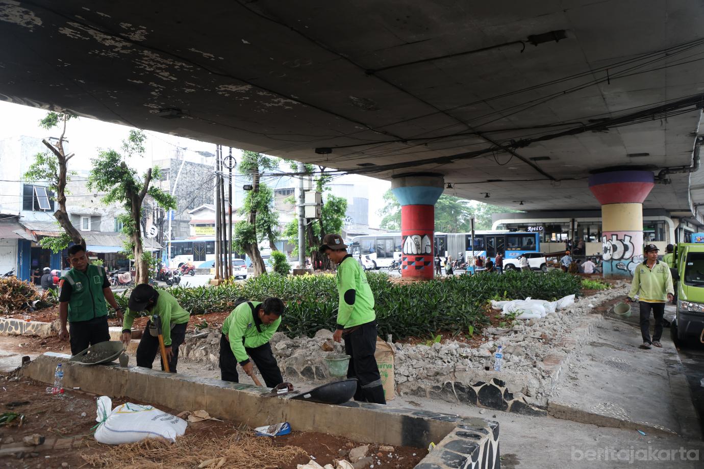 1.Pasukan Hijau Pasang Pagar Jalur Hijau di Kolong Flyover Kampung Melayu