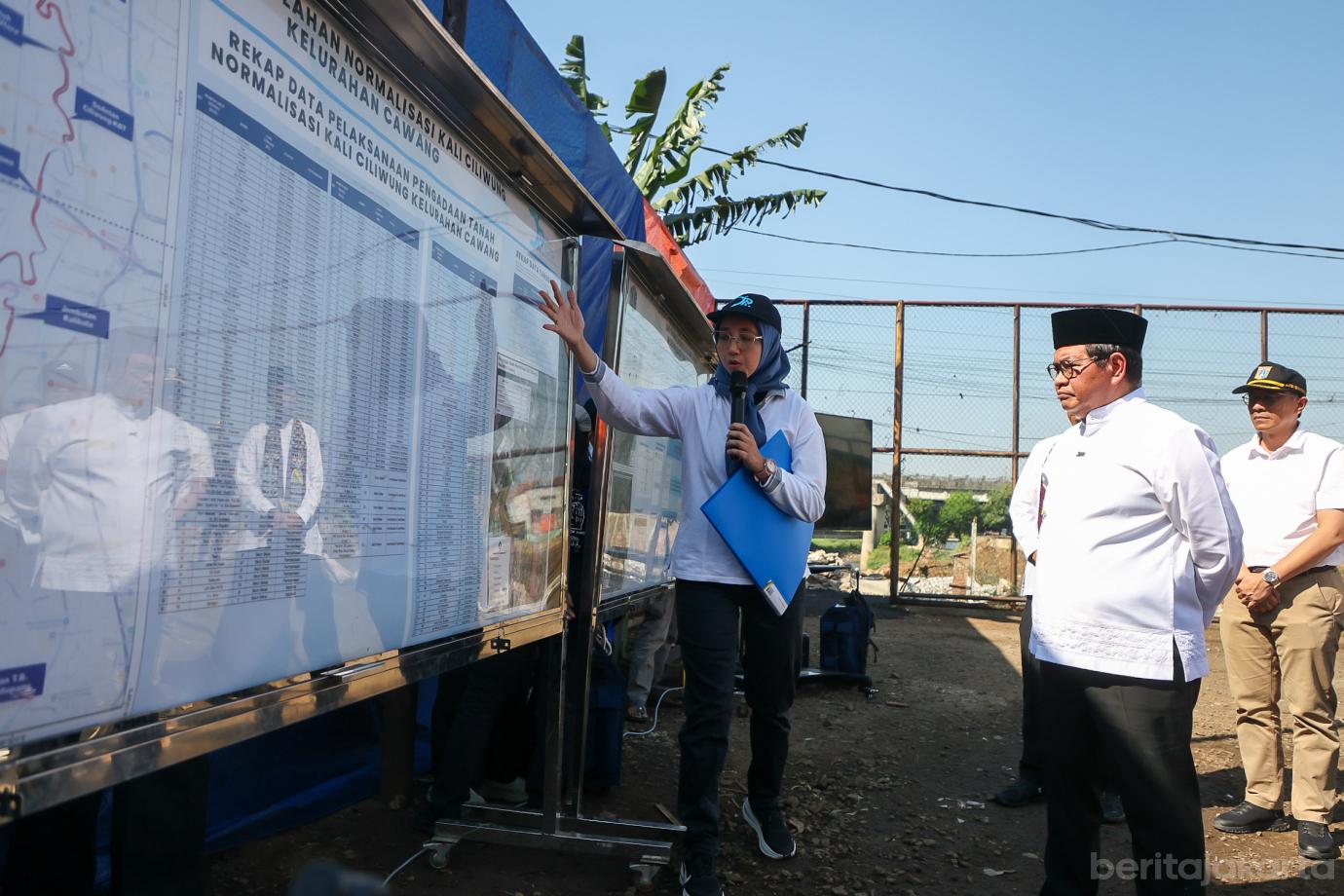 1 tinjau lahan di bantaran Kali