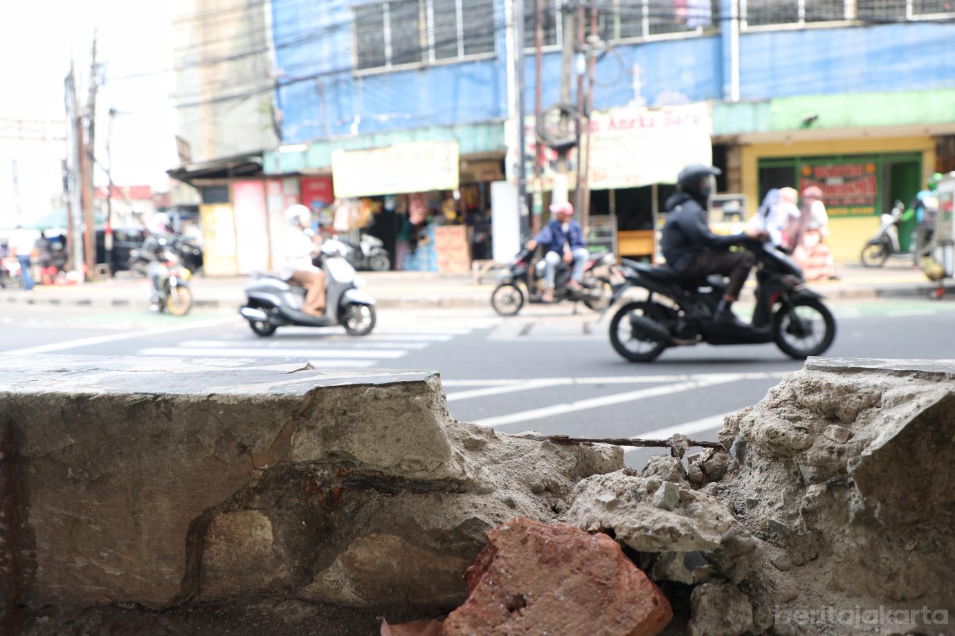 4.Pasukan Hijau Pasang Pagar Jalur Hijau di Kolong Flyover Kampung Melayu