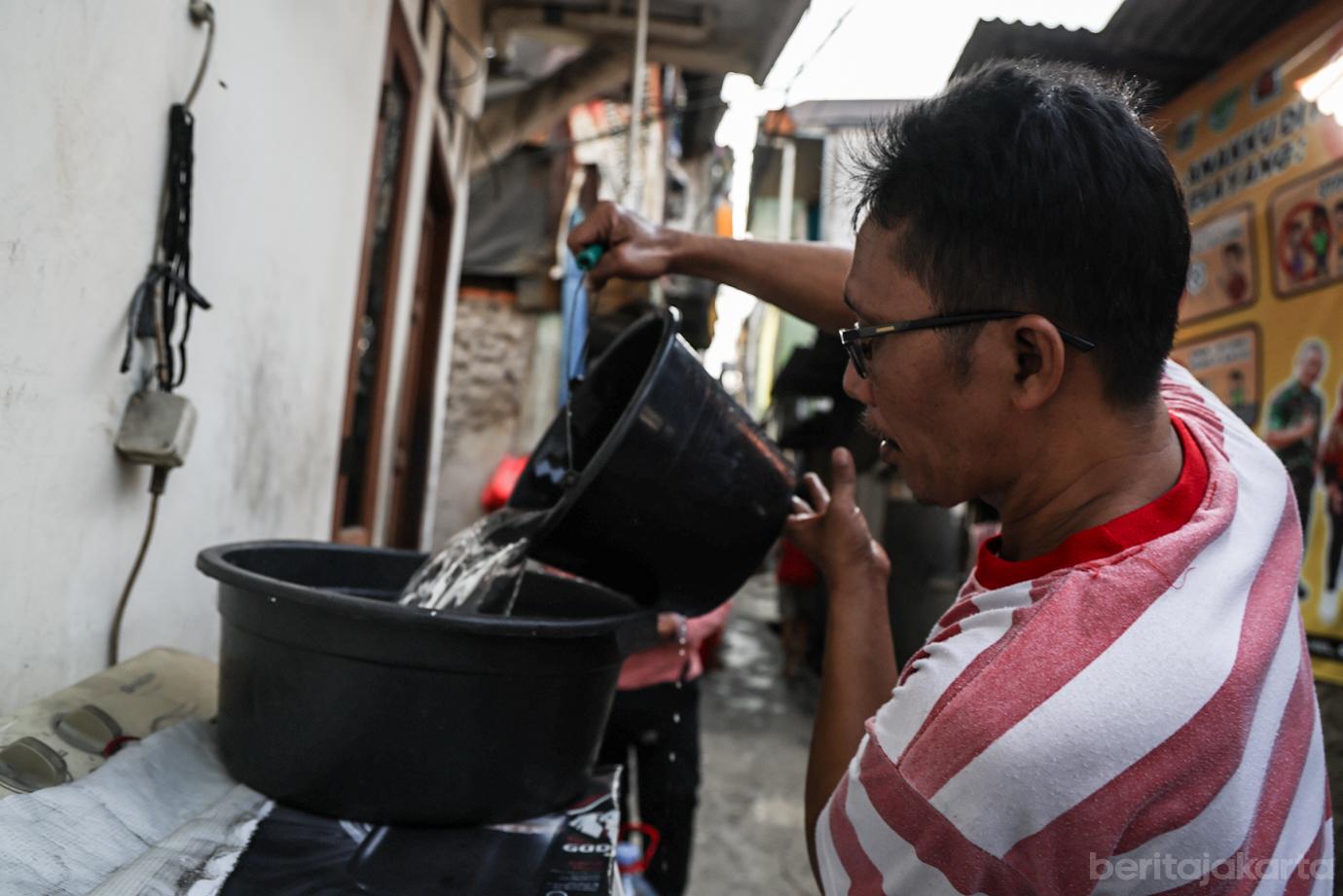 PAM Jaya Salurkan Air Bersih Gratis Kepada Warga Sunter Jaya 8