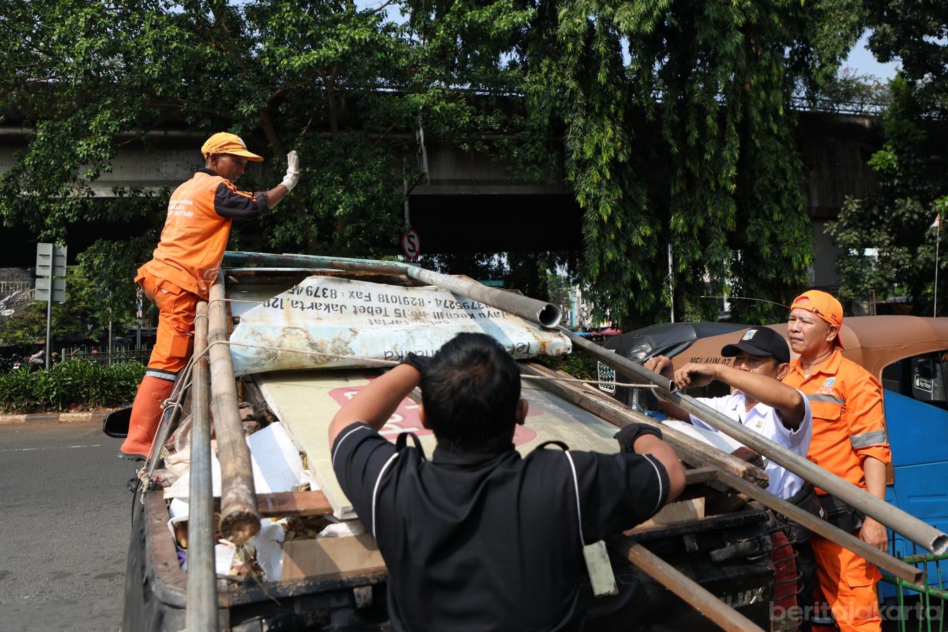 8.Kelurahan Bukit Duri Tertibkan Bangunan dan Parkir Liar dalam Program Rabu Tertib