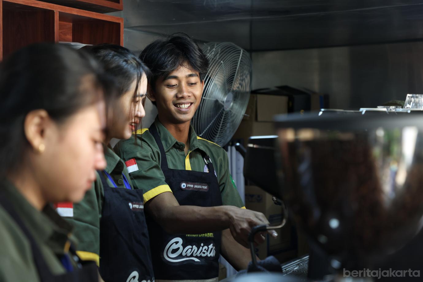 4.10 Warga Petojo Utara Ikuti Pelatihan Barista