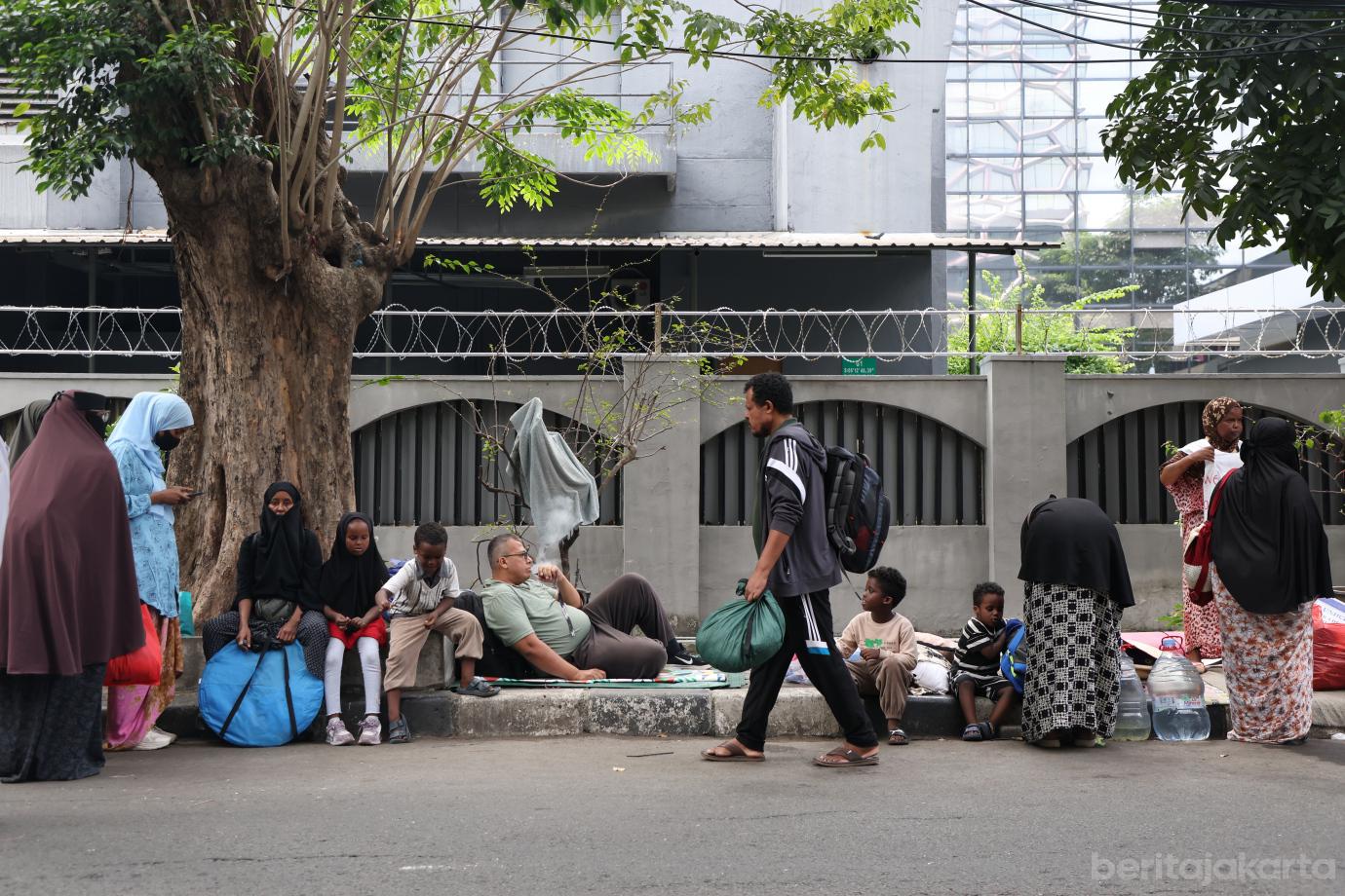 2.Pemkot Jaksel Tertibkan WNA Pencari Suaka di Setiabudi