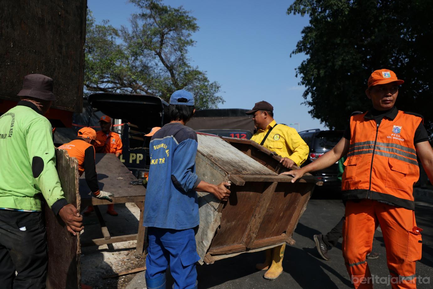 4.Personel Gabungan Tertibkan Banguna. Liar di Kelurahan Makasar