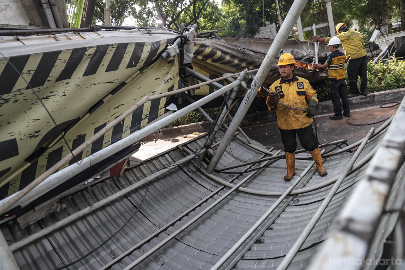 Pembongkaran Jembatan Penyeberangan Orang (JPO) Tendean yang rusak akibat tertabrak Truk 7