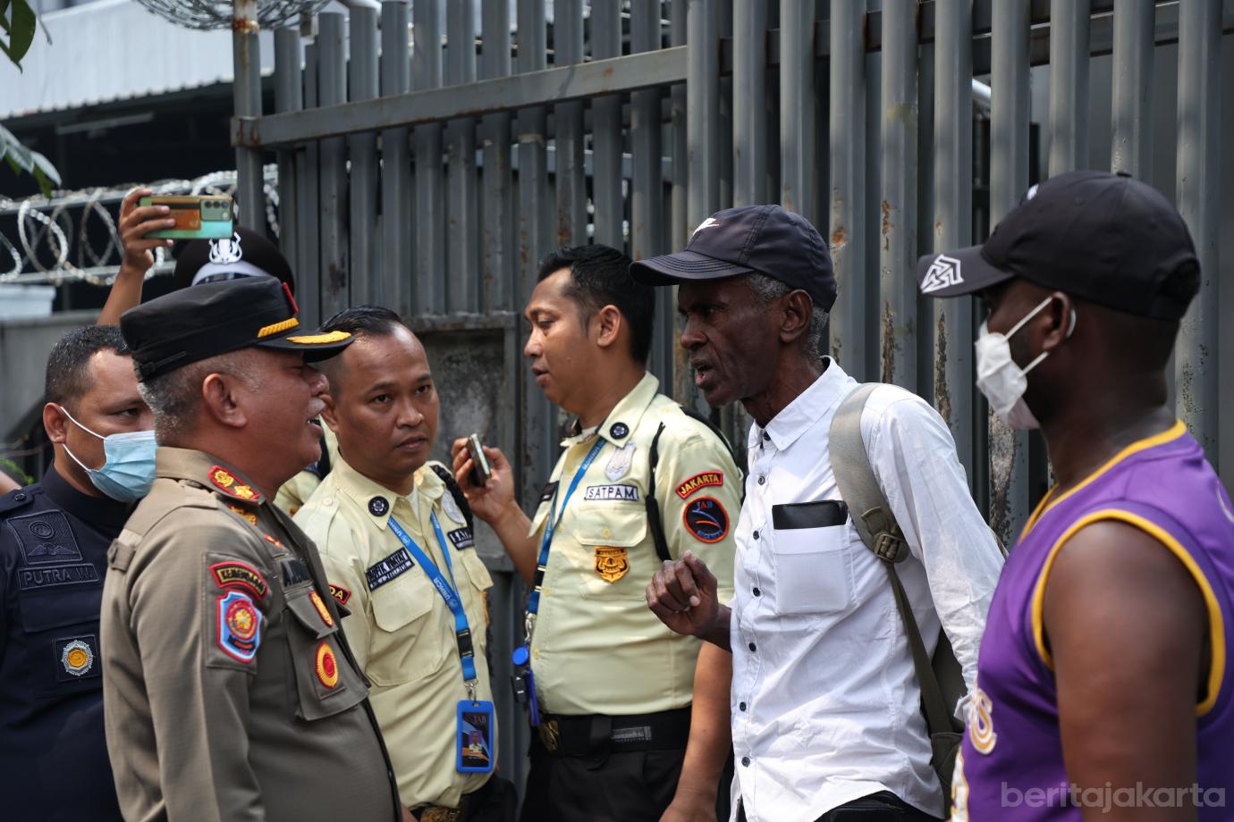 3.Pemkot Jaksel Tertibkan WNA Pencari Suaka di Setiabudi