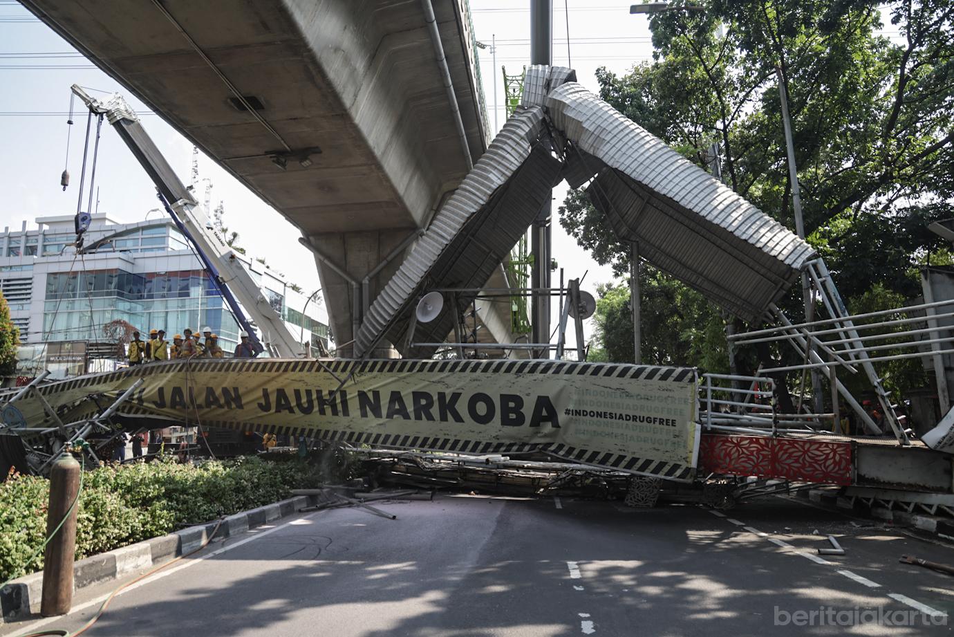 Pembongkaran Jembatan Penyeberangan Orang (JPO) Tendean yang rusak akibat tertabrak Truk 5