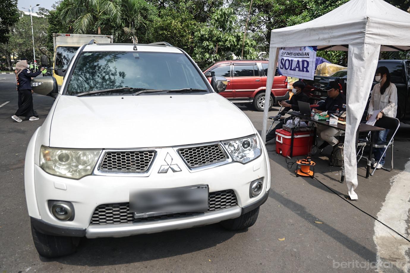 LH Jakbar Gelar Uji Emisi Kendaraan di Jalan Puri Lingkar Luar 6
