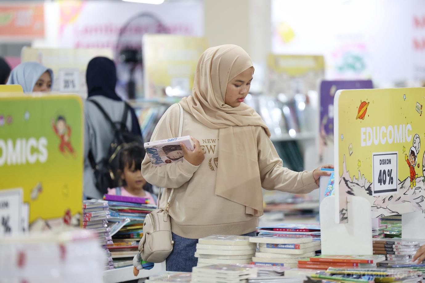 4.Berburu Buku di Semesta Buku Jakarta 2026