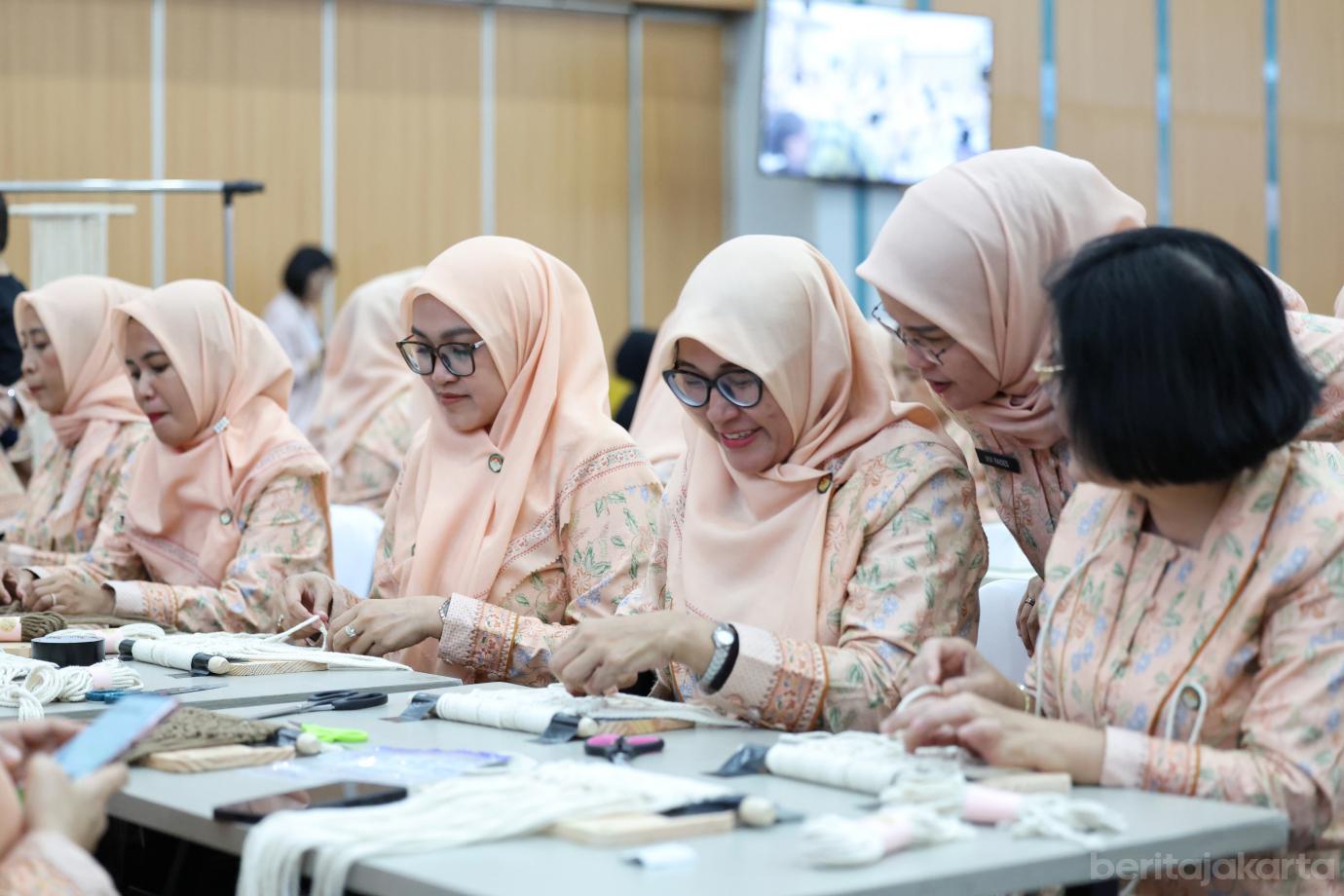 8.DWP DKI Jakarta Gelar Pelatihan Kerajinan Macrame bagi 150 Peserta