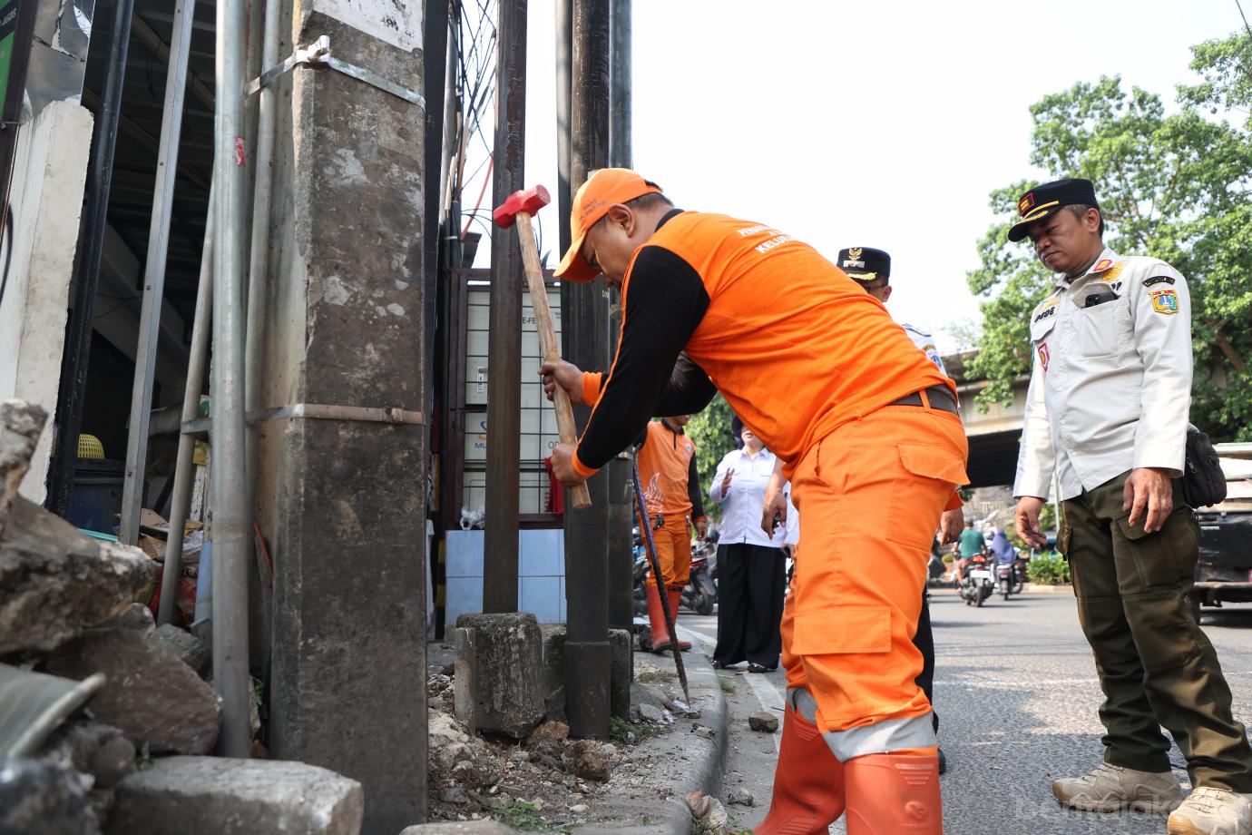 1.Kelurahan Bukit Duri Tertibkan Bangunan dan Parkir Liar dalam Program Rabu Tertib