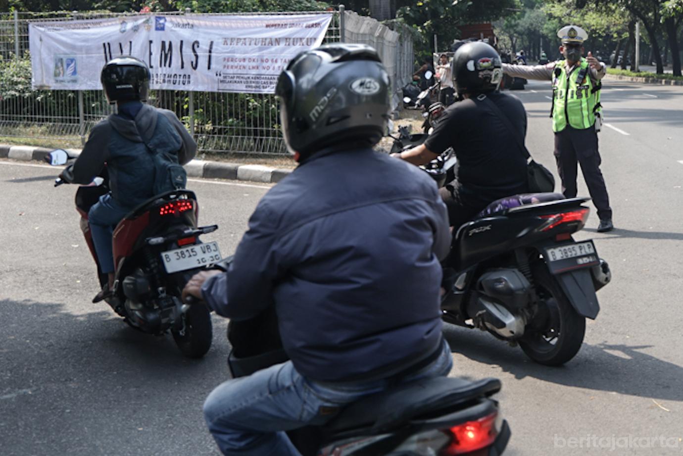 LH Jakbar Gelar Uji Emisi Kendaraan di Jalan Puri Lingkar Luar 4
