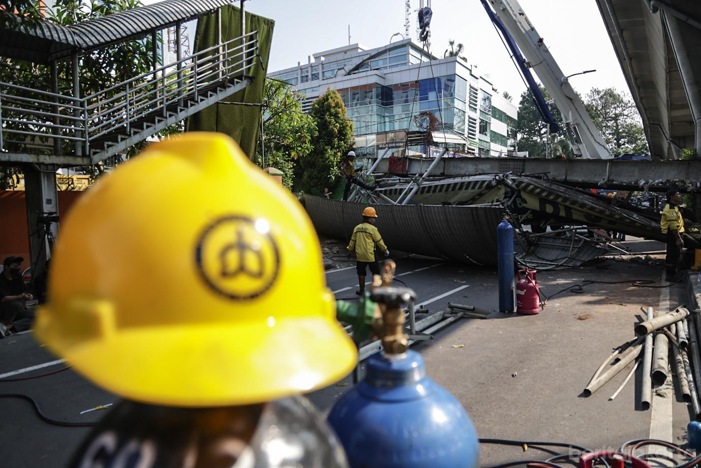 Pembongkaran Jembatan Penyeberangan Orang (JPO) Tendean yang rusak akibat tertabrak Truk 3