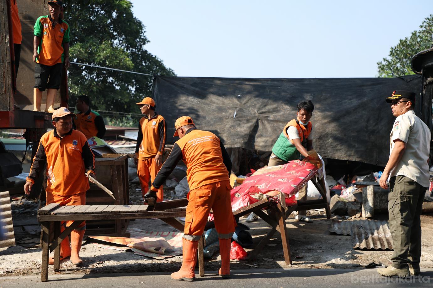 8.Personel Gabungan Tertibkan Banguna. Liar di Kelurahan Makasar
