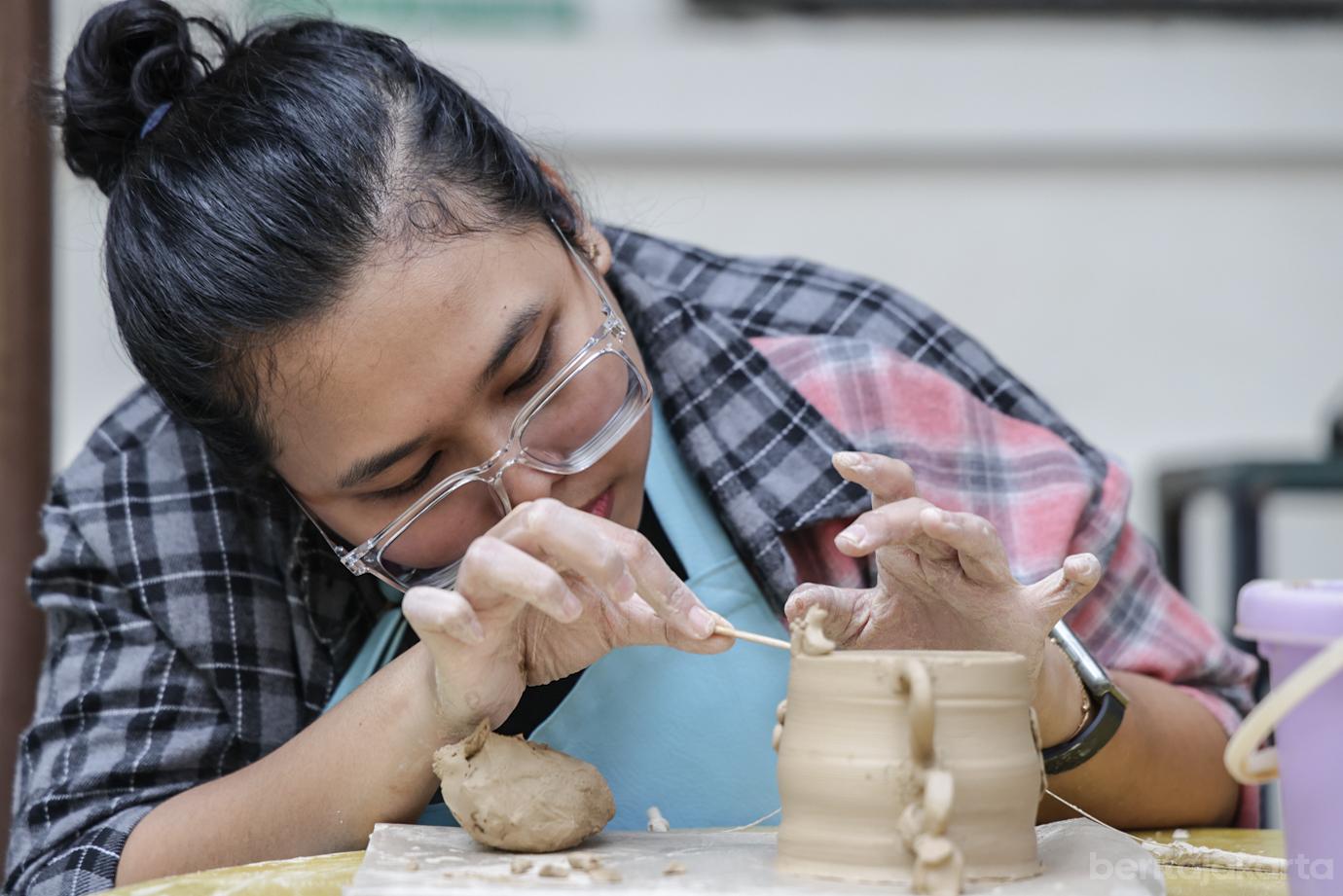 Membuat Kerajinan Tangan dari Tanah Liat di Museum Seni Rupa dan Keramik 5