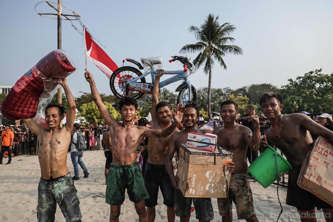 Kemeriahan Lomba Panjat Pinang di Pantai Ancol 7